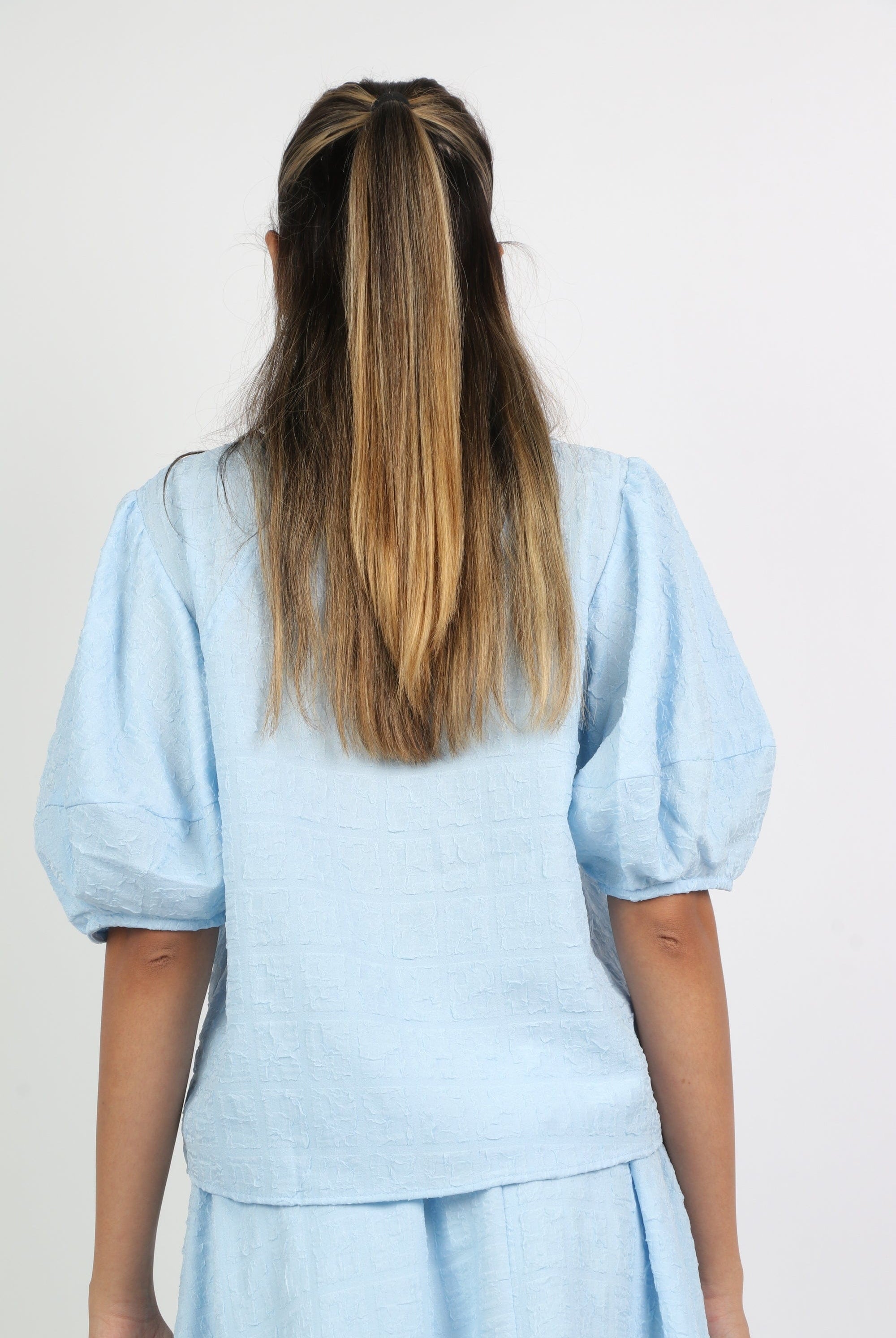 ميكا بلوزة بفتحة صدر كم منفوخ نسائي