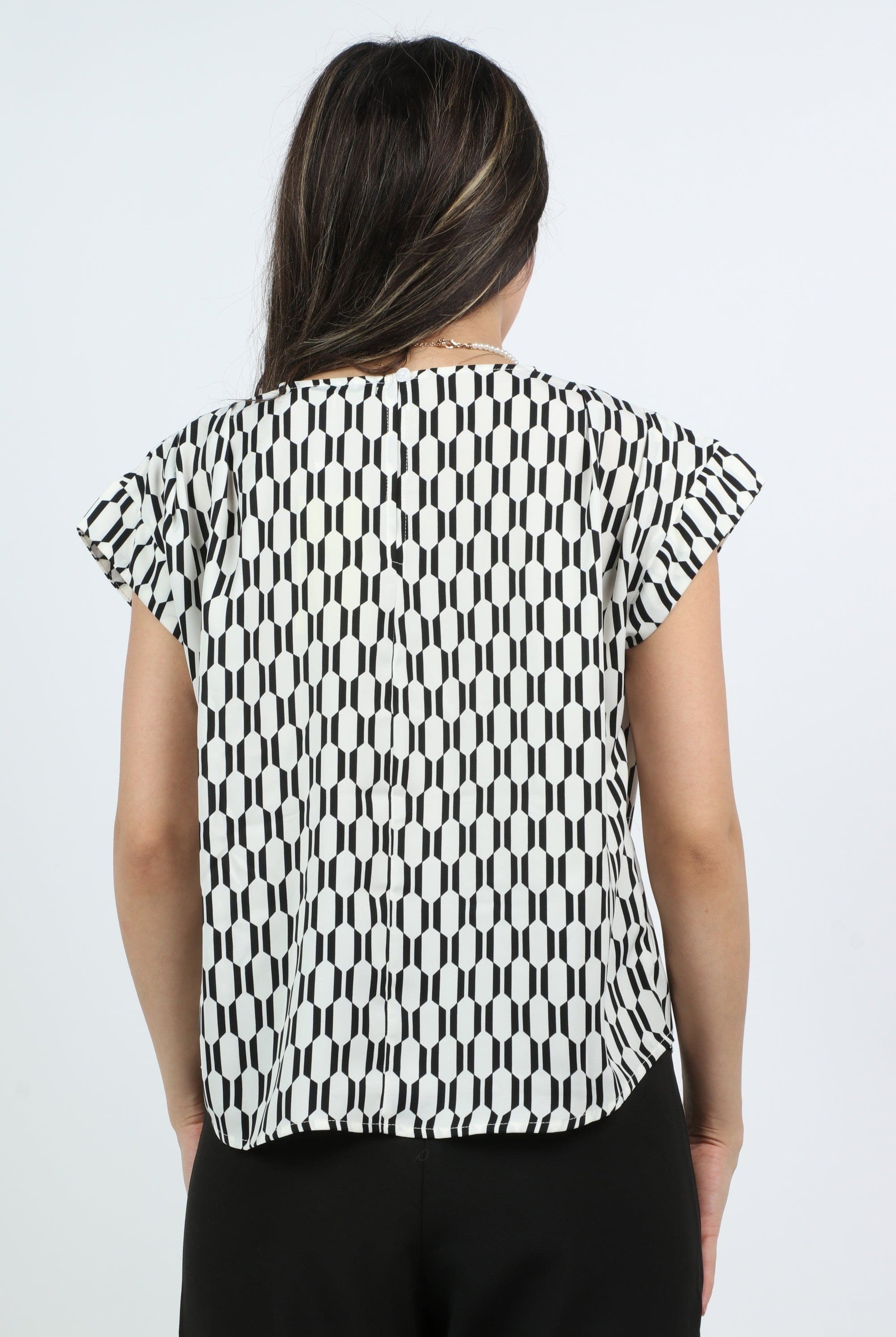 ميكا بلوزة منقوشة أبيض وأسود كم قصير نسائي أوف وايت