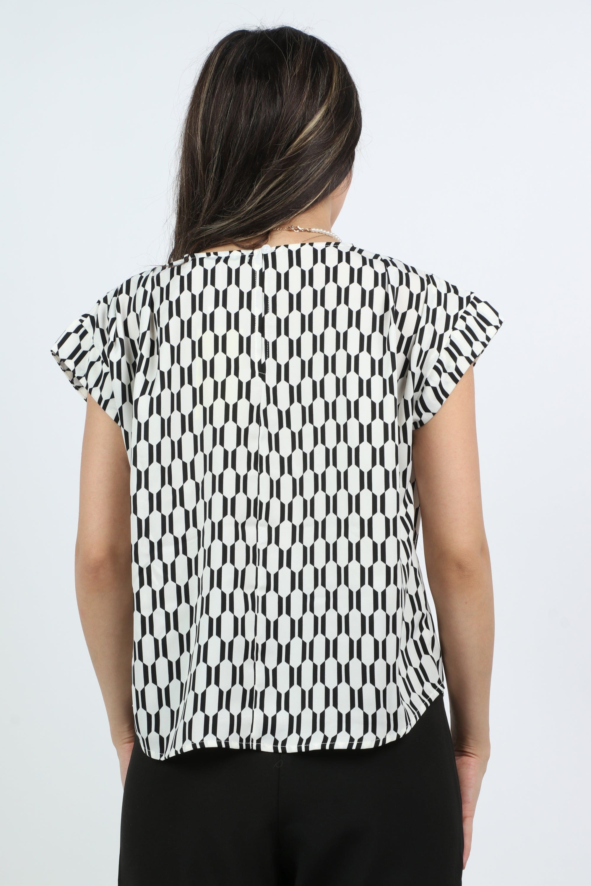 ميكا بلوزة منقوشة أبيض وأسود كم قصير نسائي أوف وايت