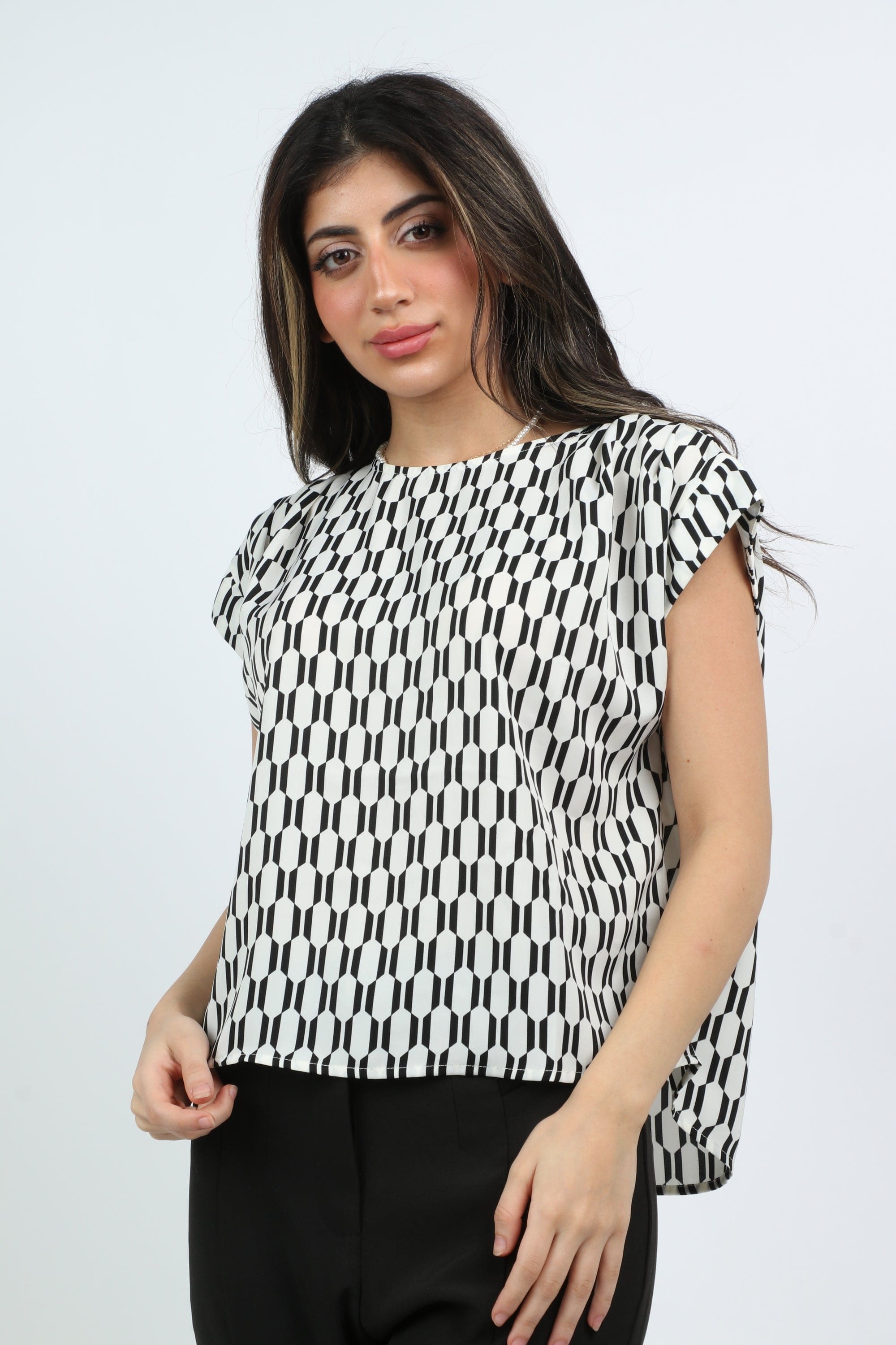 ميكا بلوزة منقوشة أبيض وأسود كم قصير نسائي أوف وايت