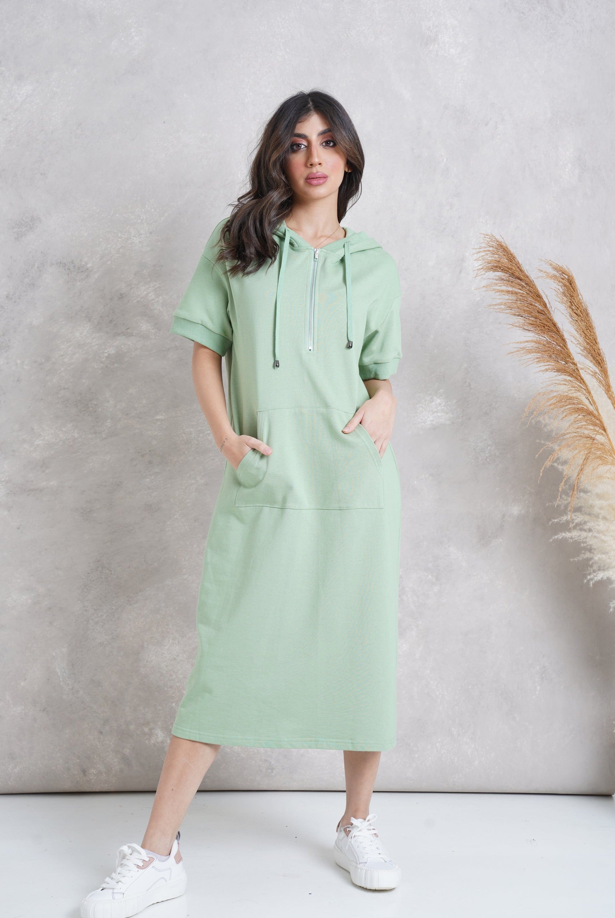 ميكا فستان ميدي هودي بجيوب وطاقية نص كم