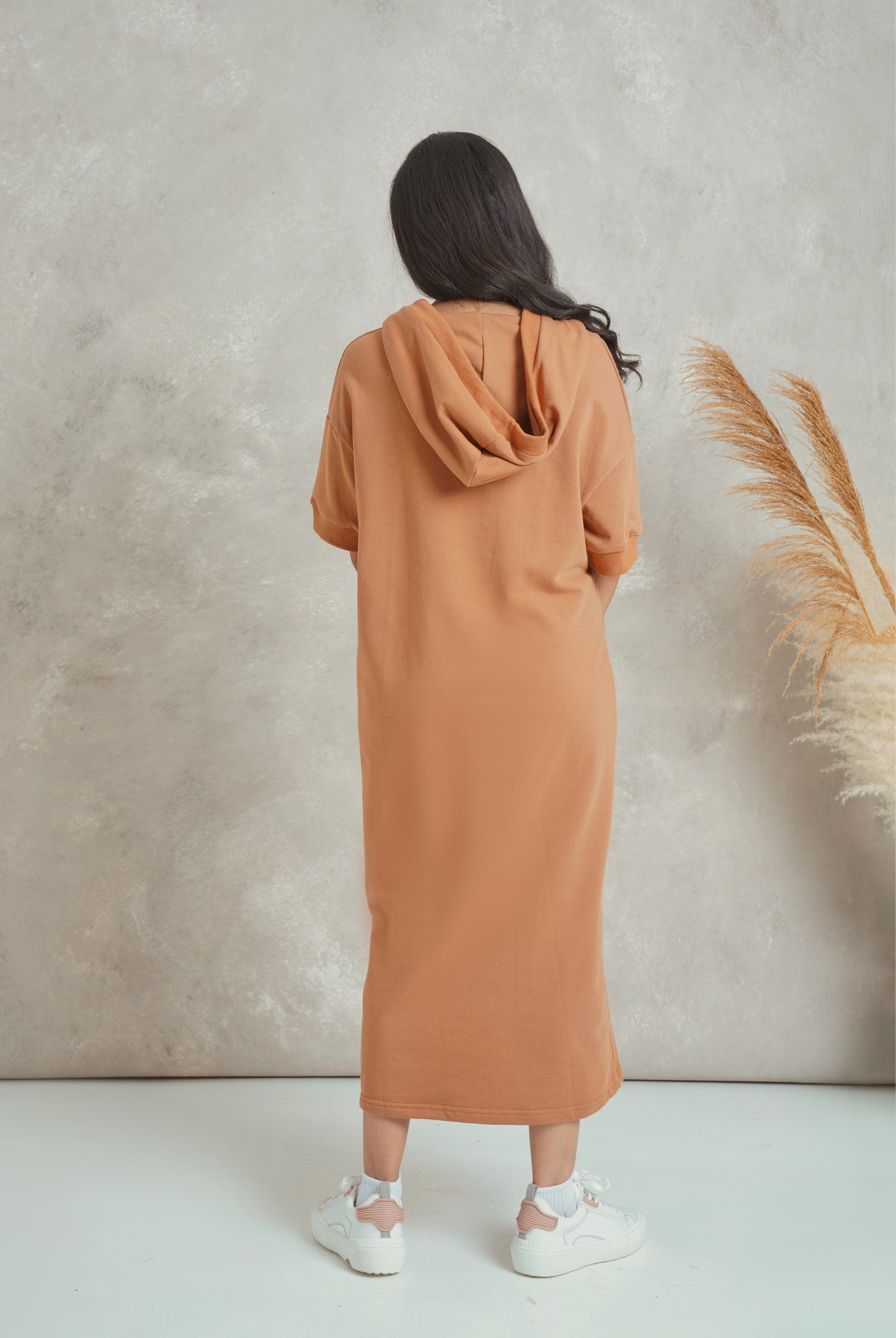 ميكا فستان ميدي هودي بجيوب وطاقية نص كم