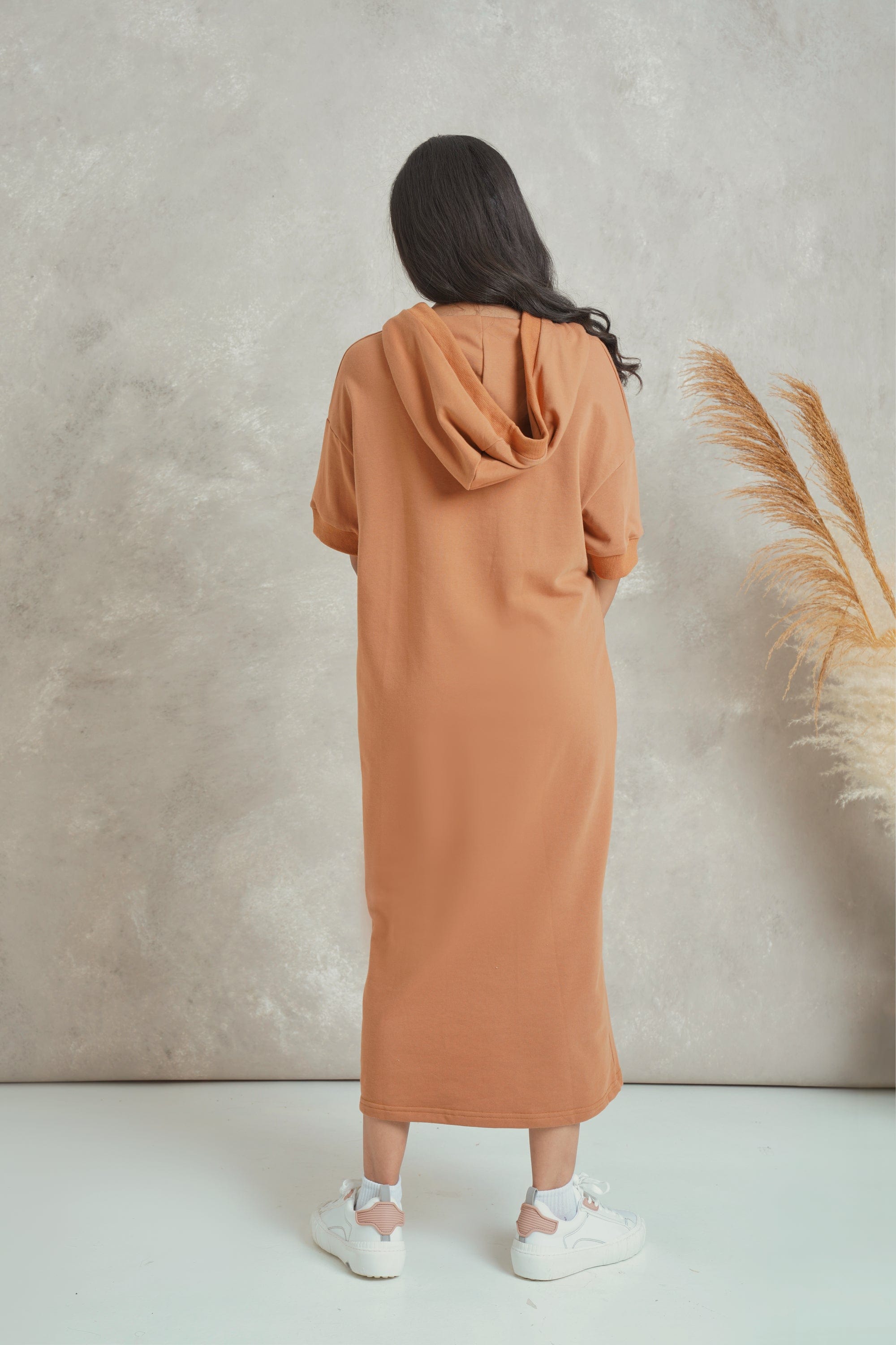 ميكا فستان ميدي هودي بجيوب وطاقية نص كم