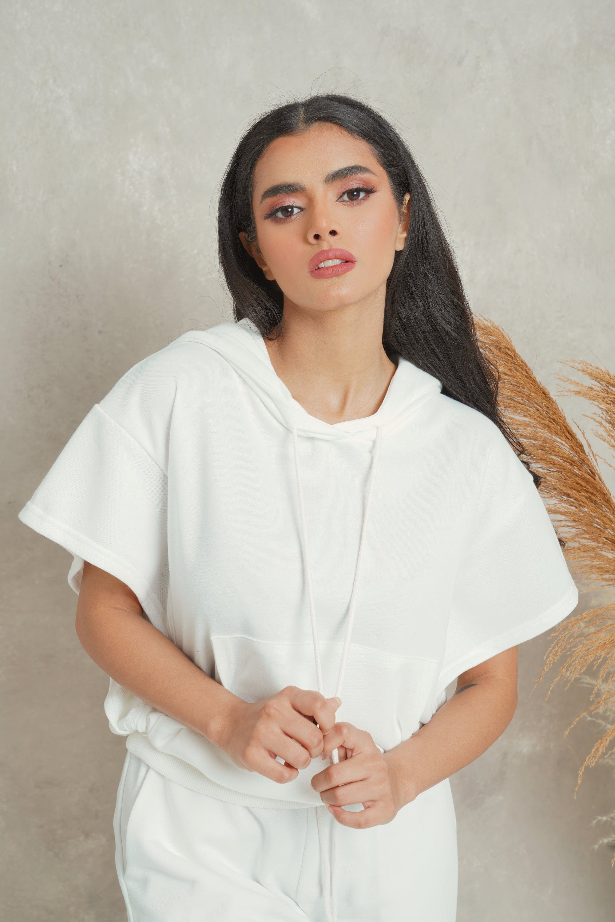 ميكا بلوزة هودي سادة بقبعة ورباط نسائي