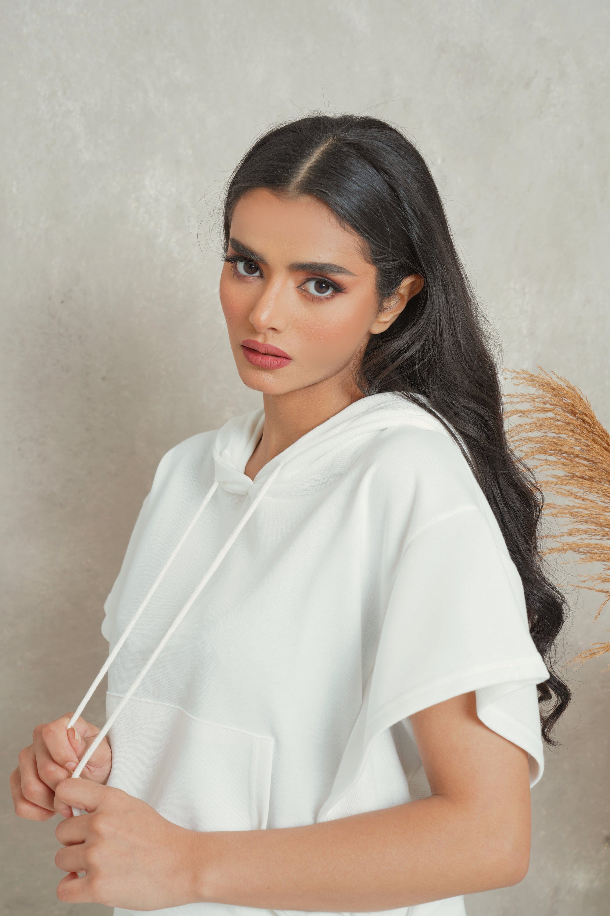 ميكا بلوزة هودي سادة بقبعة ورباط نسائي