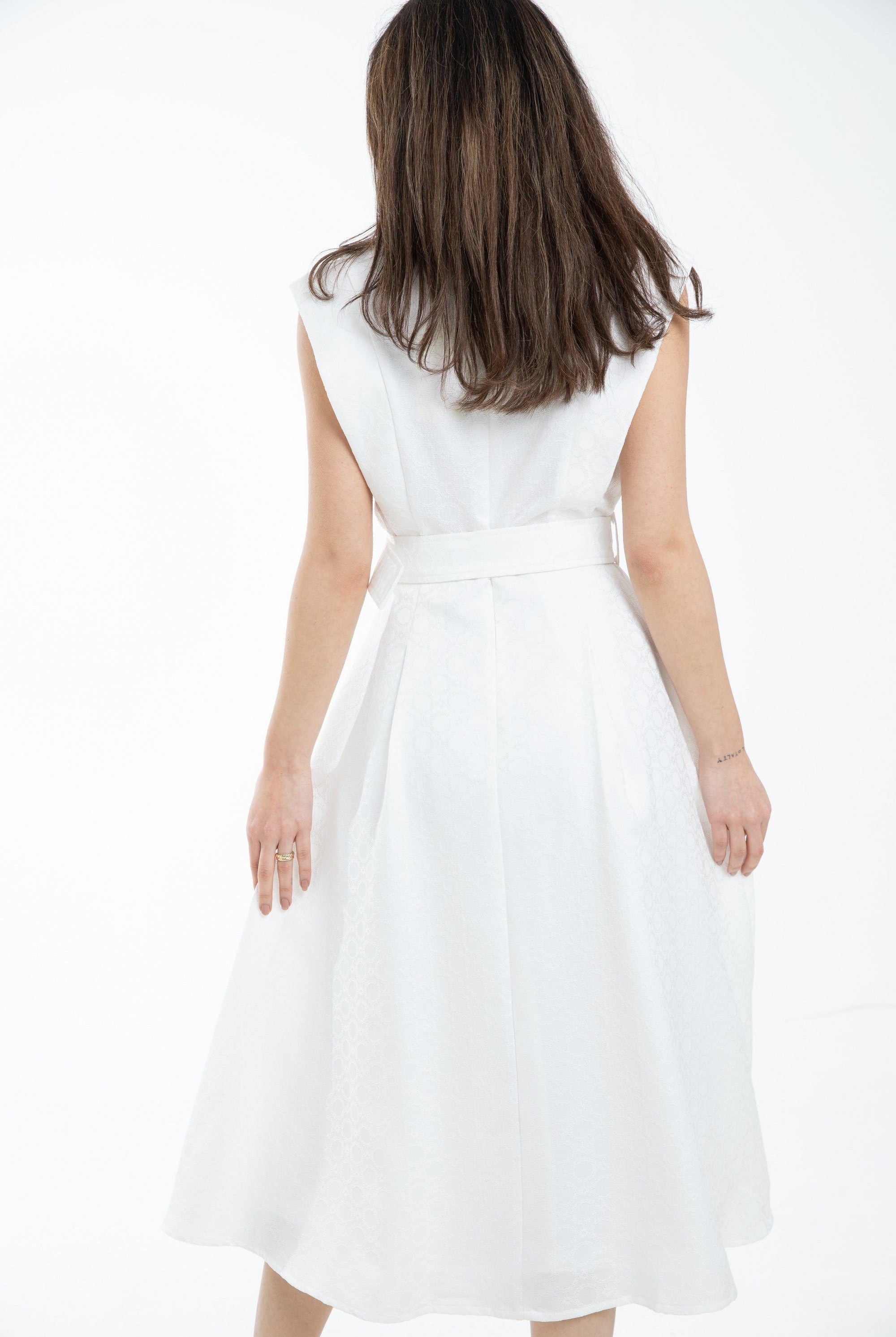 ميكا فستان ميدي بدون أكمام منقوشة بحزام على الخصر