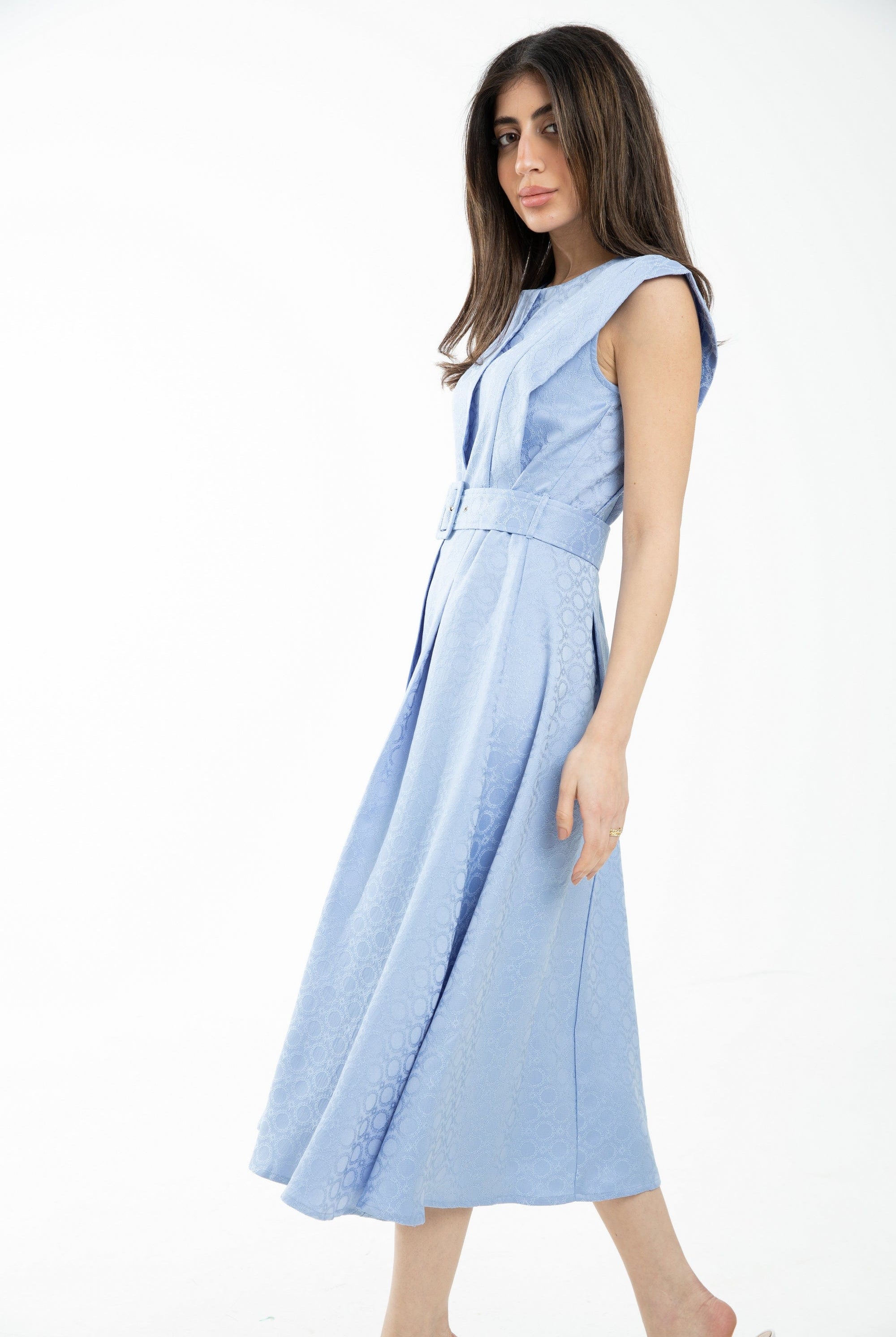 ميكا فستان ميدي بدون أكمام منقوشة بحزام على الخصر