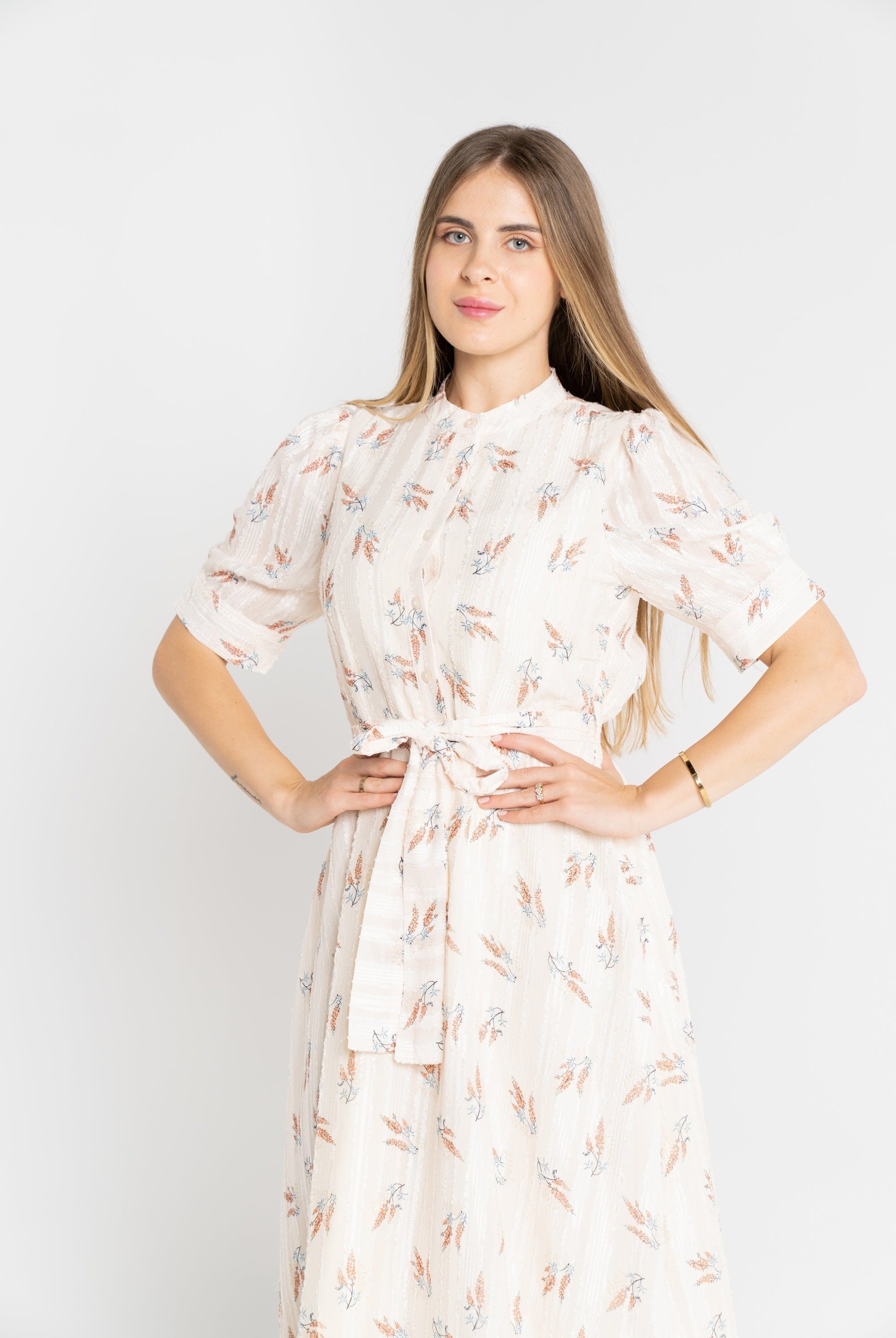 ميكا فستان ميدي منقوش بحزام على الخصر كم قصير نسائي