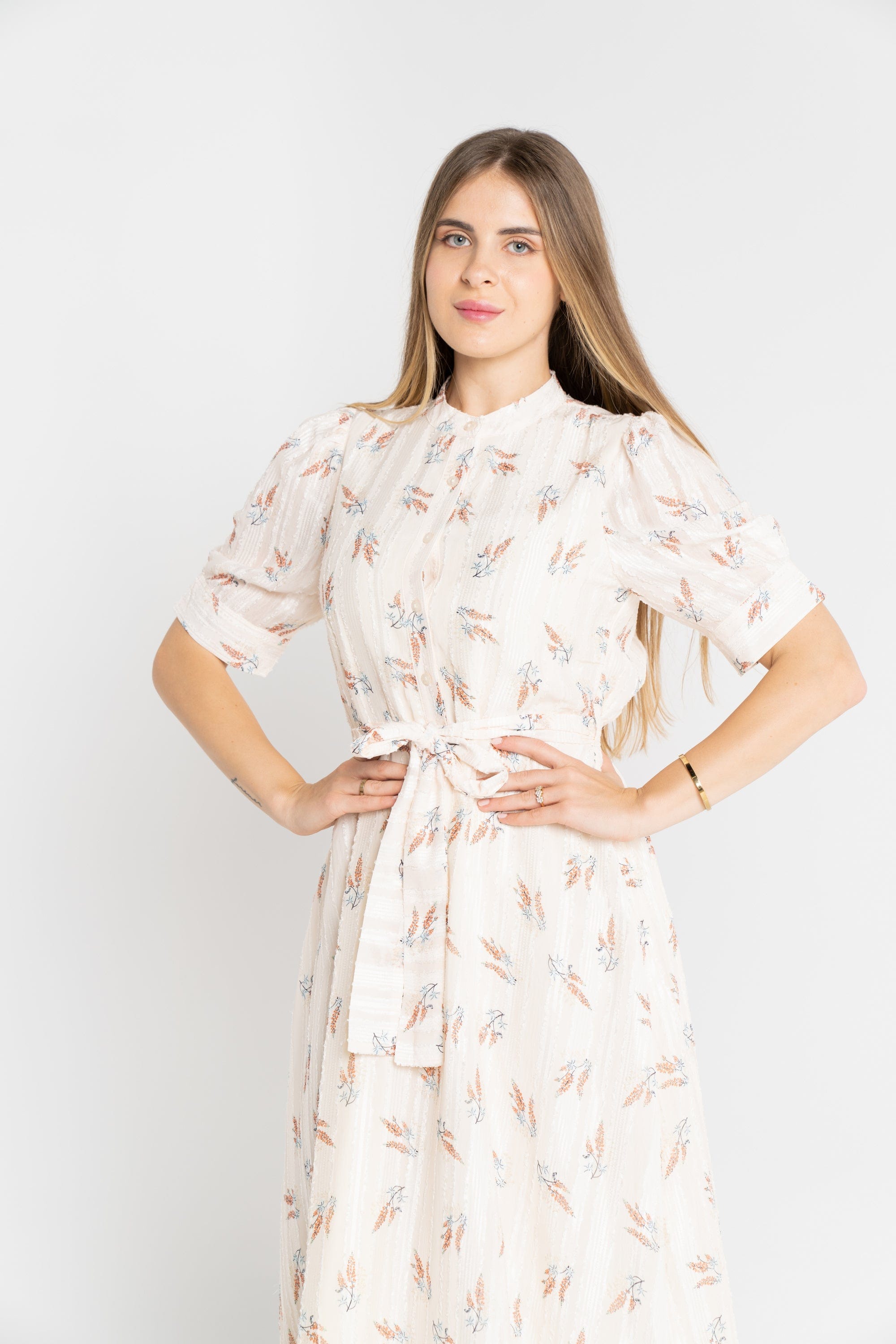 ميكا فستان ميدي منقوش بحزام على الخصر كم قصير نسائي