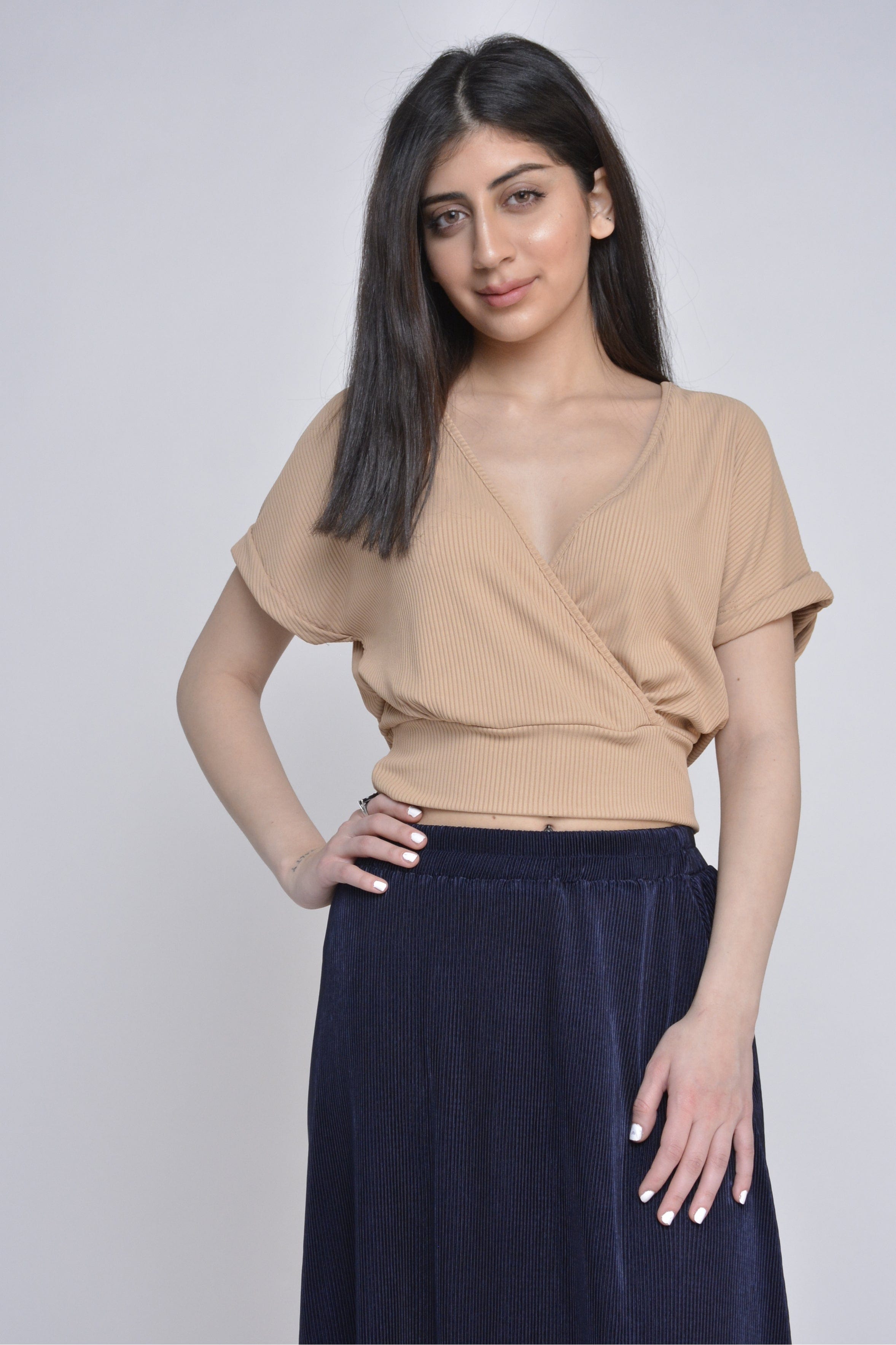 ميكا بلوزة بأكمام قصيرة لف منسوجة سادة