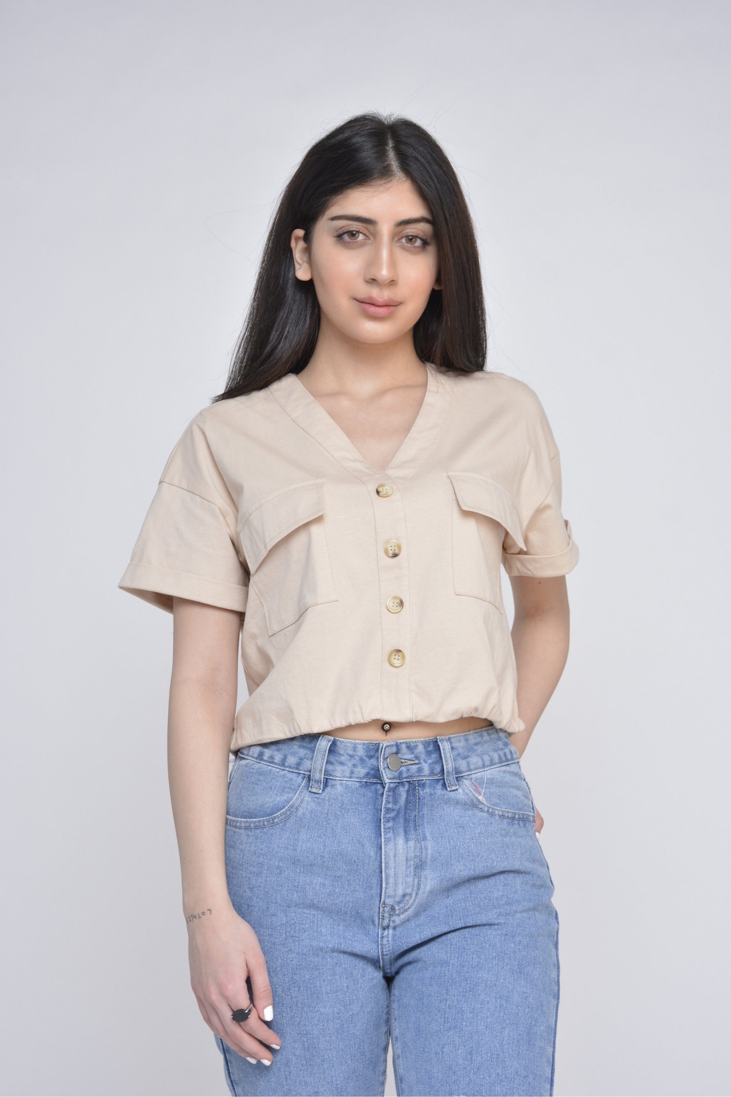 ميكا قميص نص بطن بجيوب وأزرار أمامية كم قصير نسائي