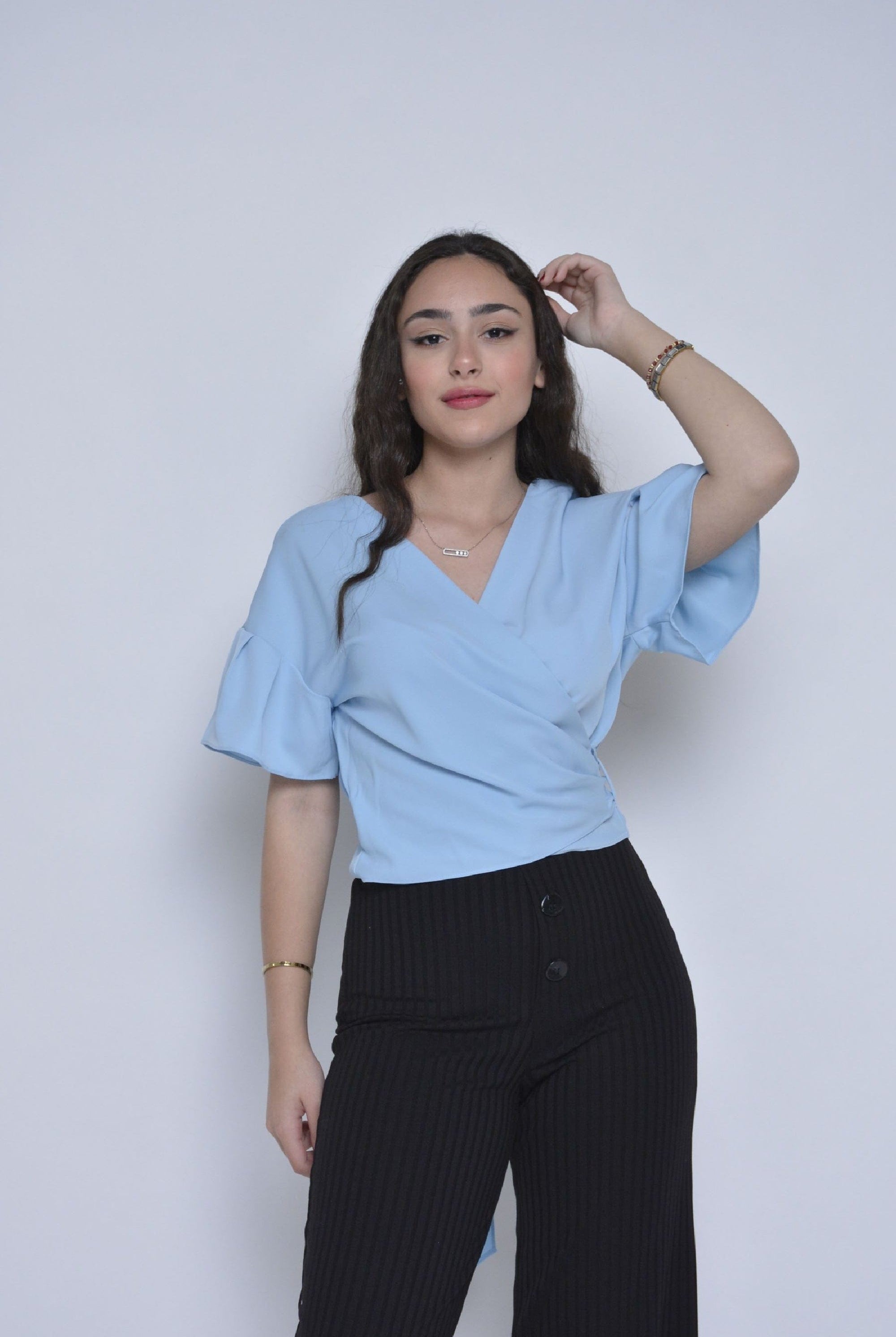 ميكا بلوزة بأكمام قصيرة منفوخة ساتان