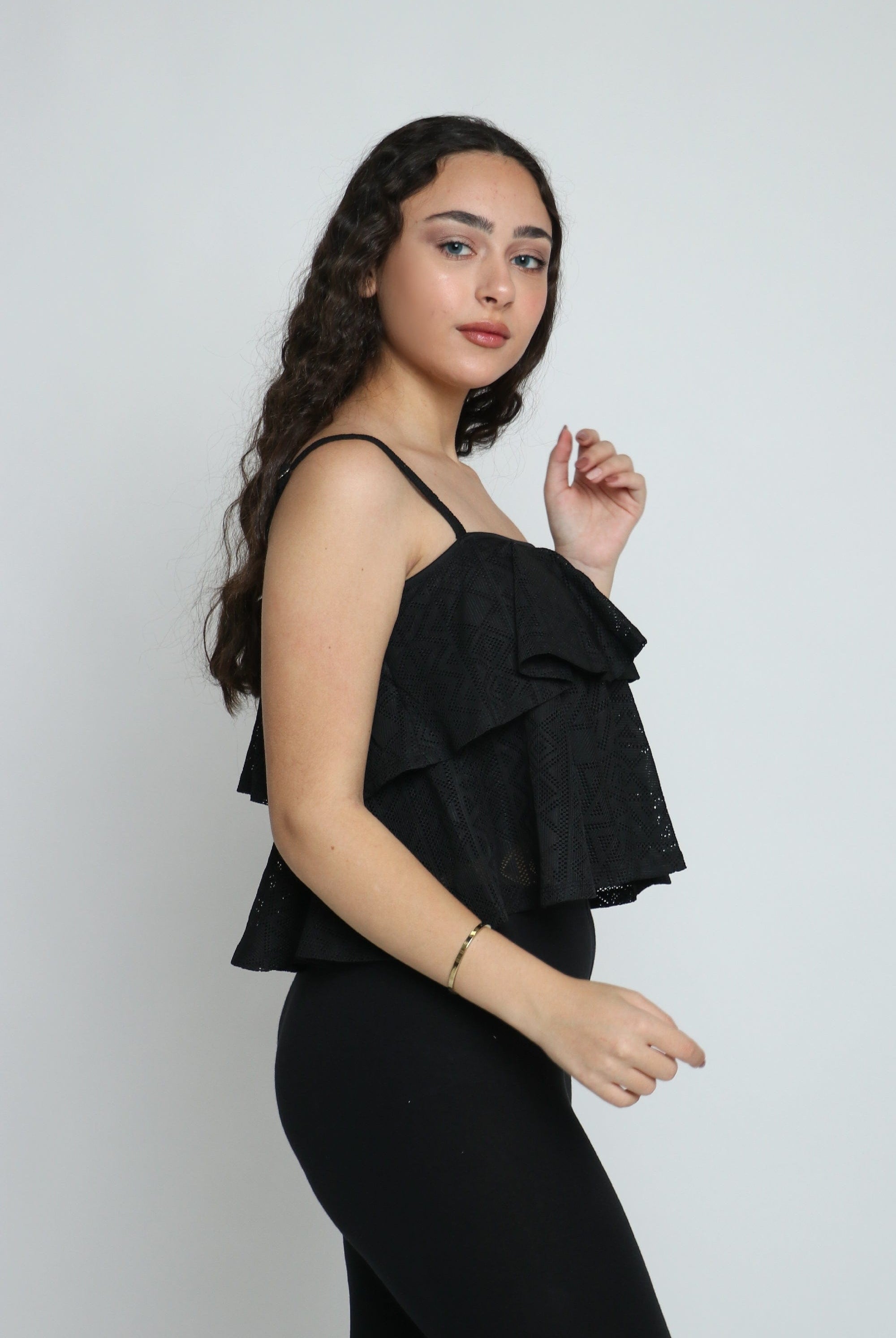 ميكا بلوزة بدون أكمام دانتيل طبقات بحمالات رفيعة