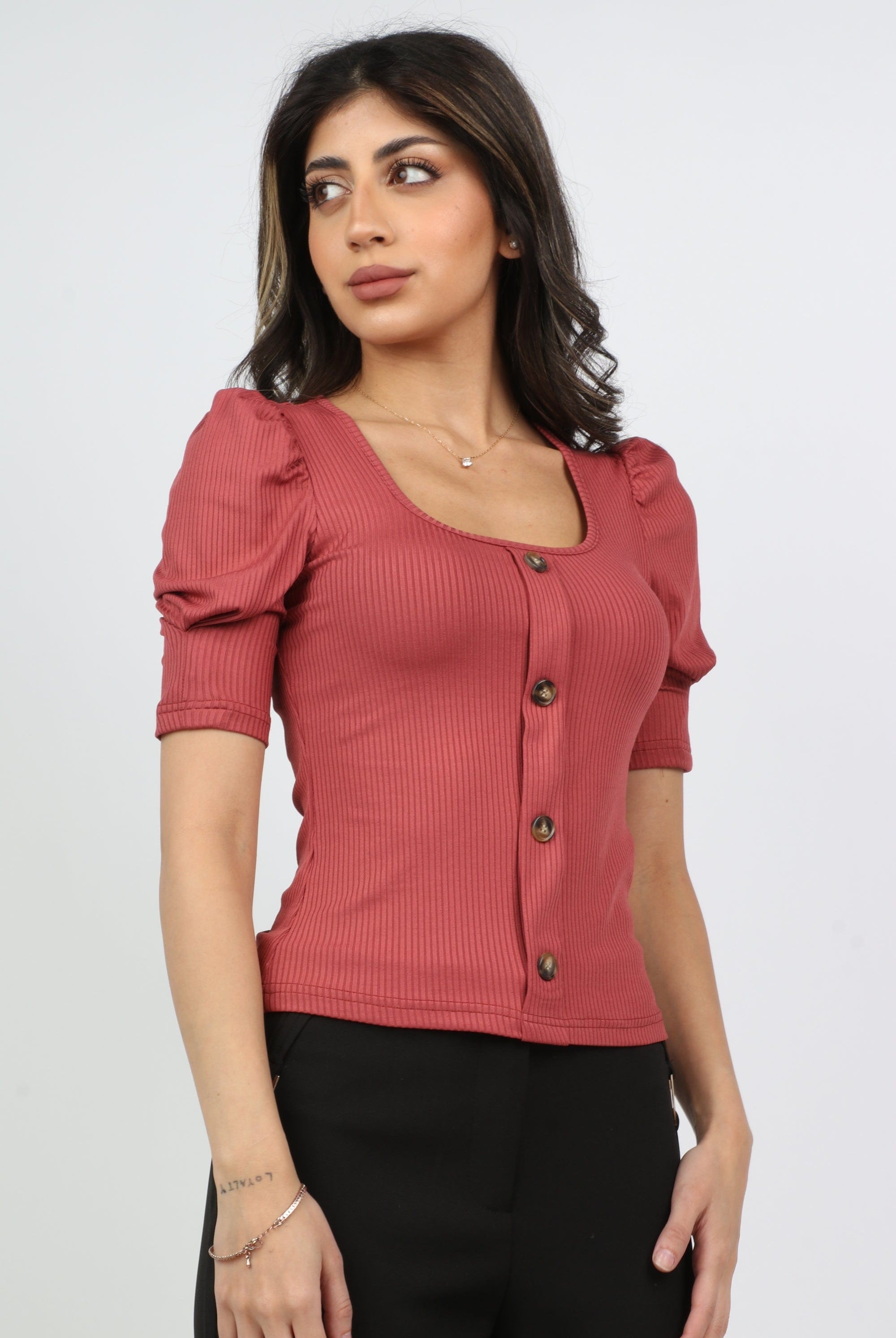 ميكا بلوزة بياقة مربعة بأزرار أمامية مع أكمام بف نسائية