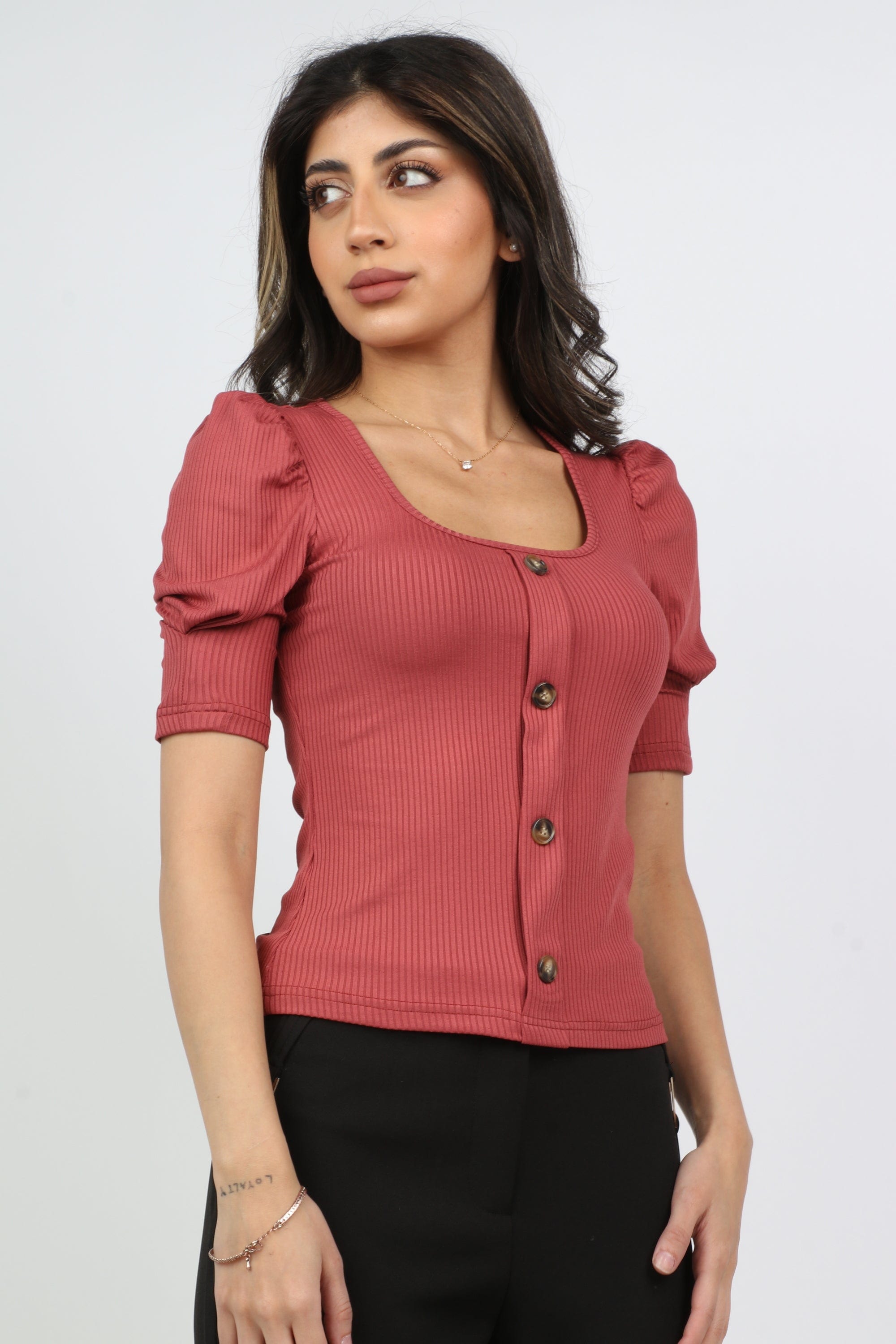 ميكا بلوزة بياقة مربعة بأزرار أمامية مع أكمام بف نسائية