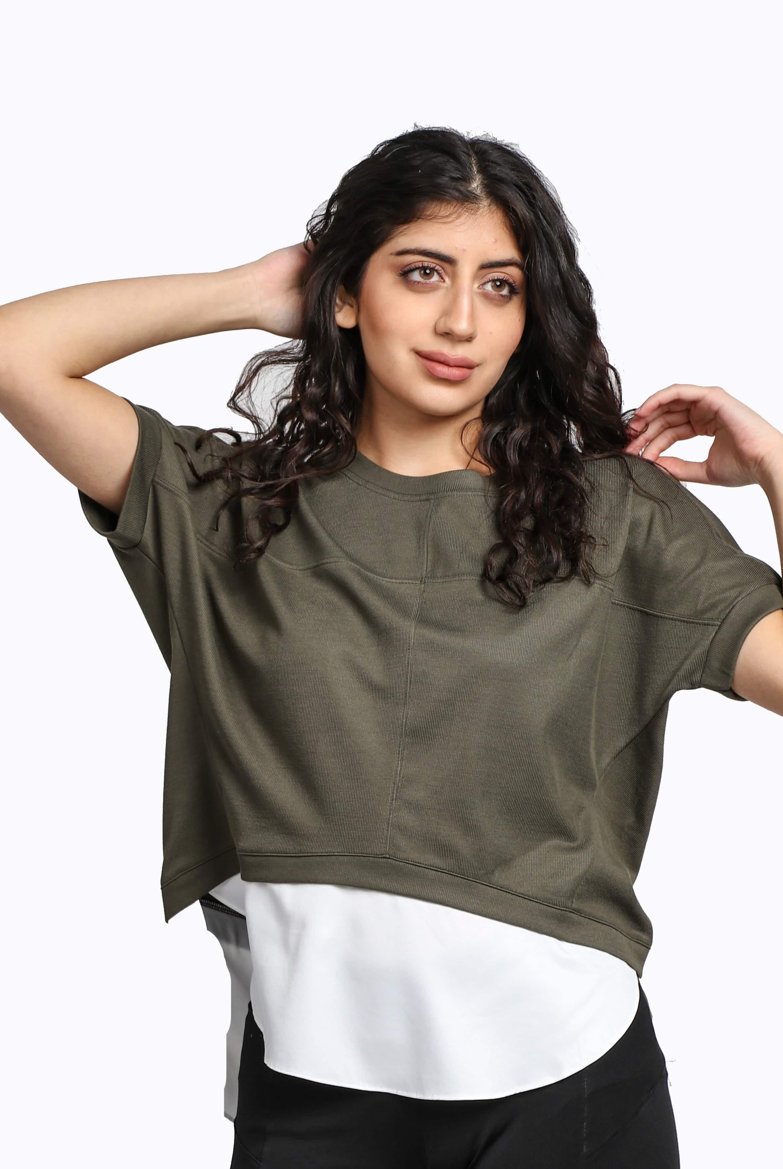 ميكا بلوزة ببيزك من أسفل سادة بأكمام قصيرة