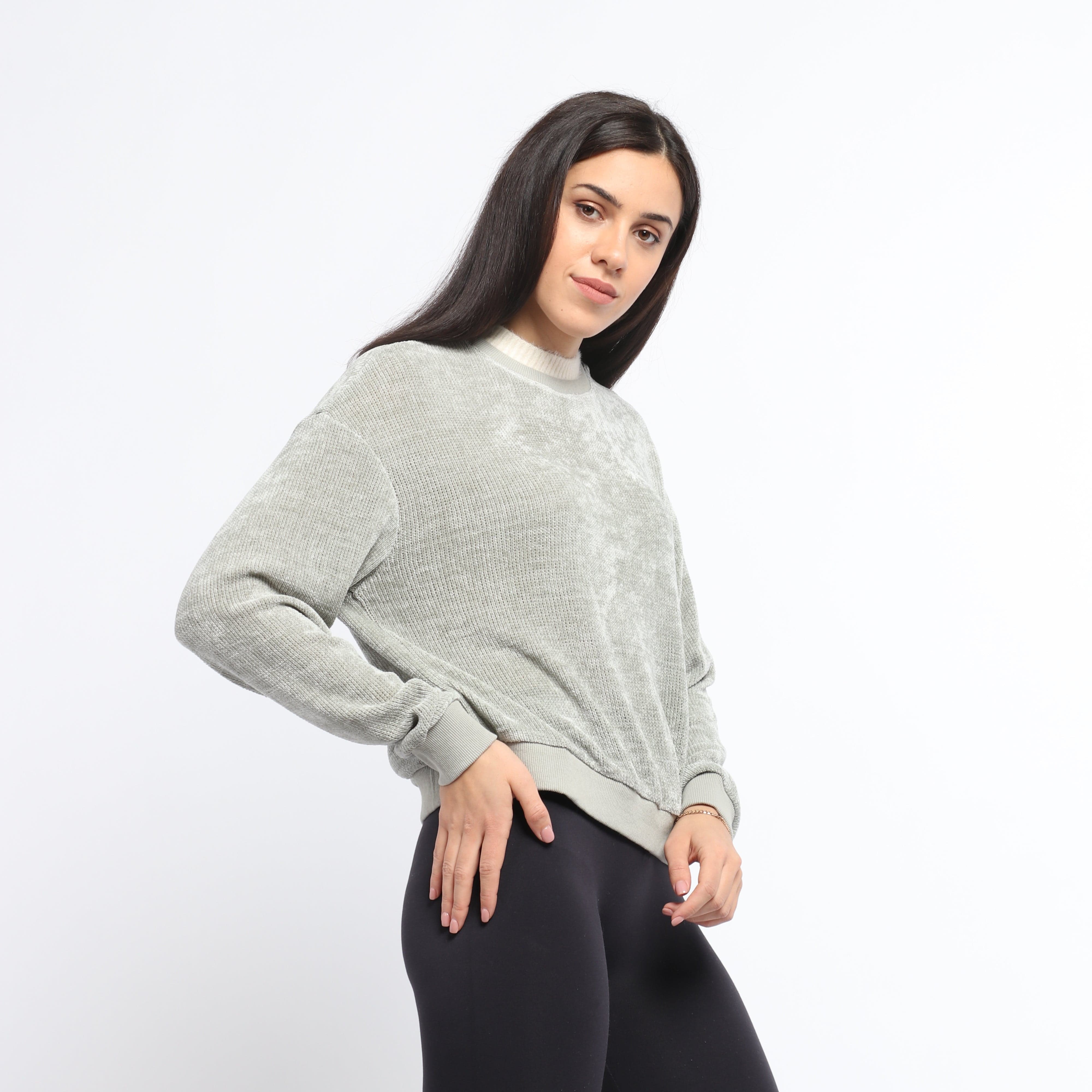 ميكا بلوزة سادة بياقة بيضاء بأكمام طويلة