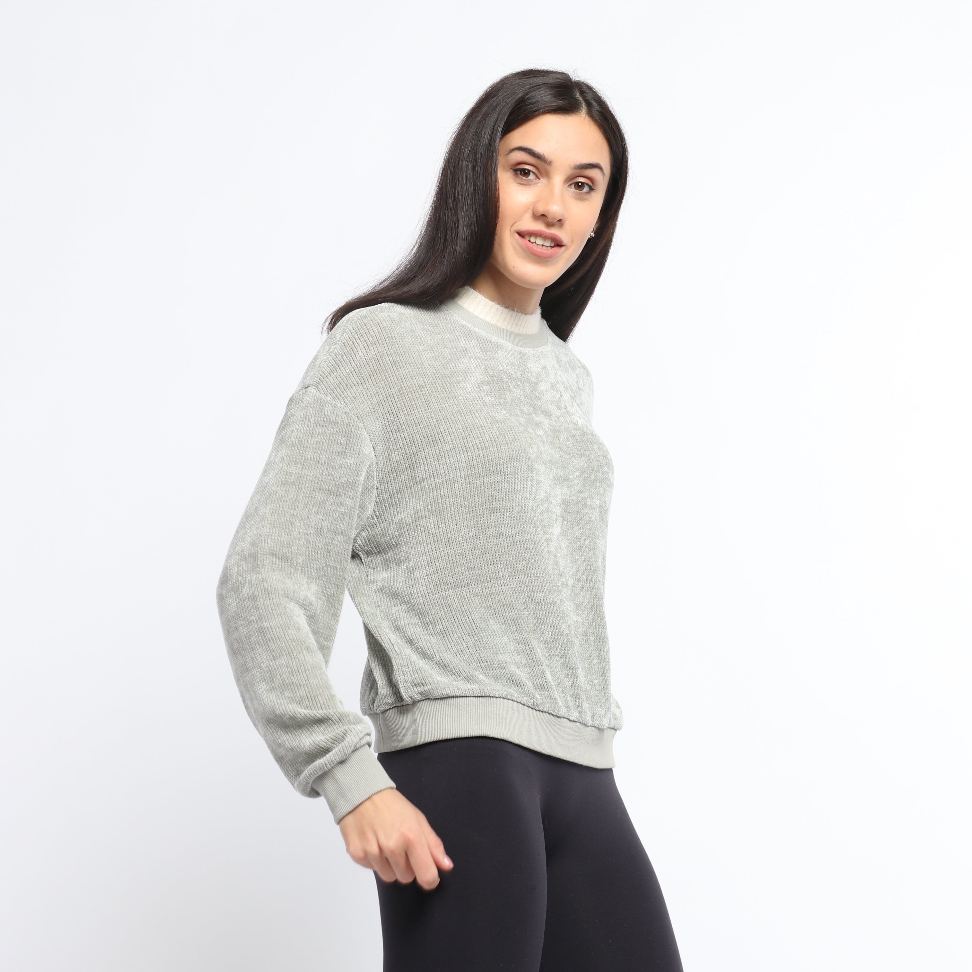 ميكا بلوزة سادة بياقة بيضاء بأكمام طويلة