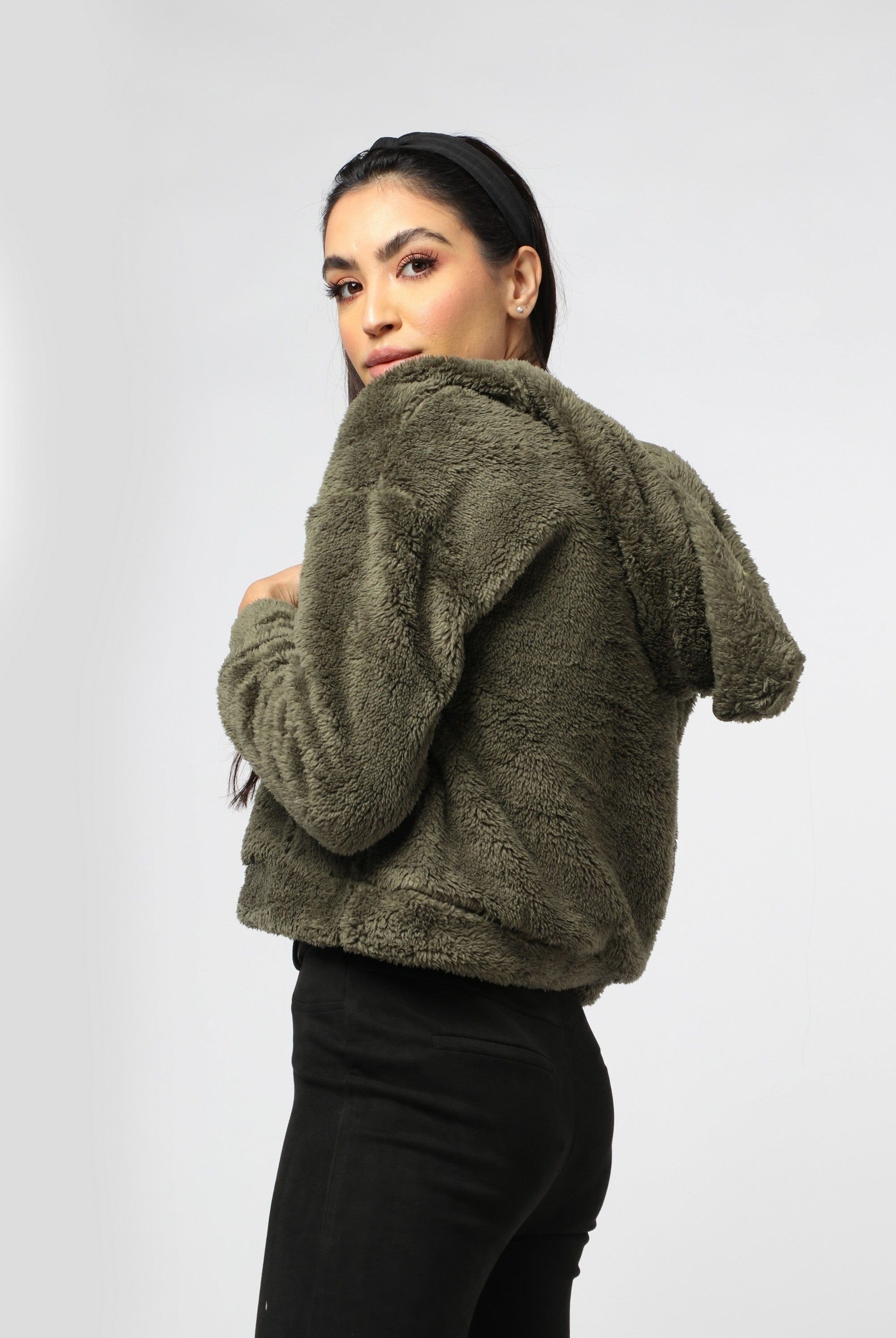 ميكا بلوزة فرو بسحاب وقبعة بأكمام طويلة