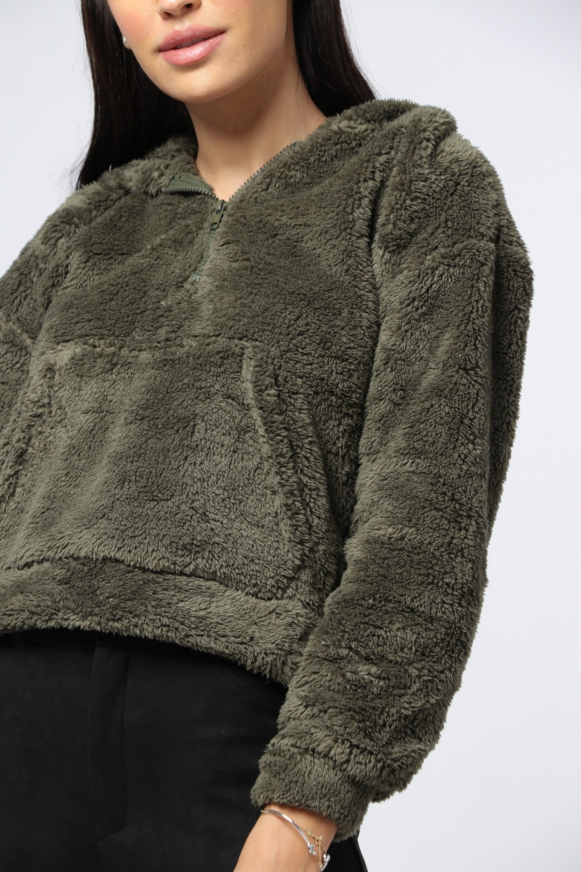 ميكا بلوزة فرو بسحاب وقبعة بأكمام طويلة