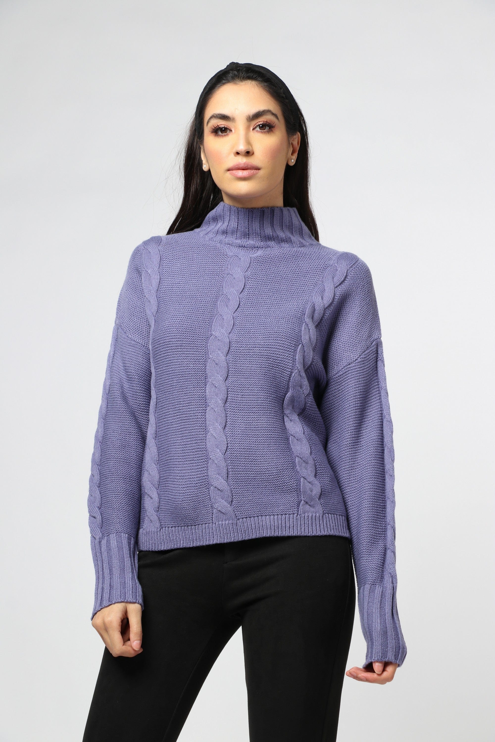 ميكا بلوزة سادة مضفرة برقبة مرتفعة بأكمام طويلة