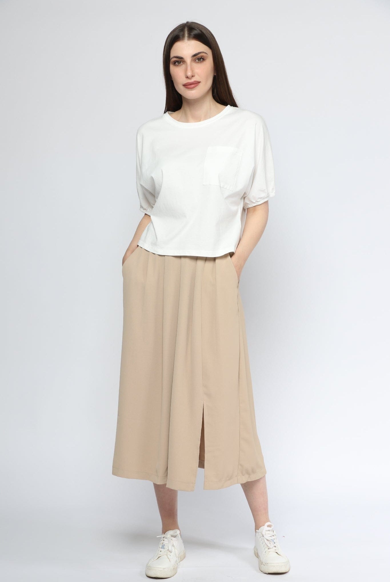 ميكا بلوزة سادة بأكمام قصيرة بجيب على الصدر