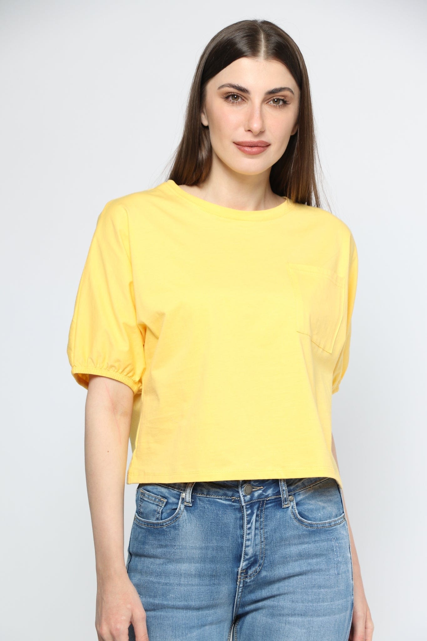 ميكا بلوزة سادة بأكمام قصيرة بجيب على الصدر