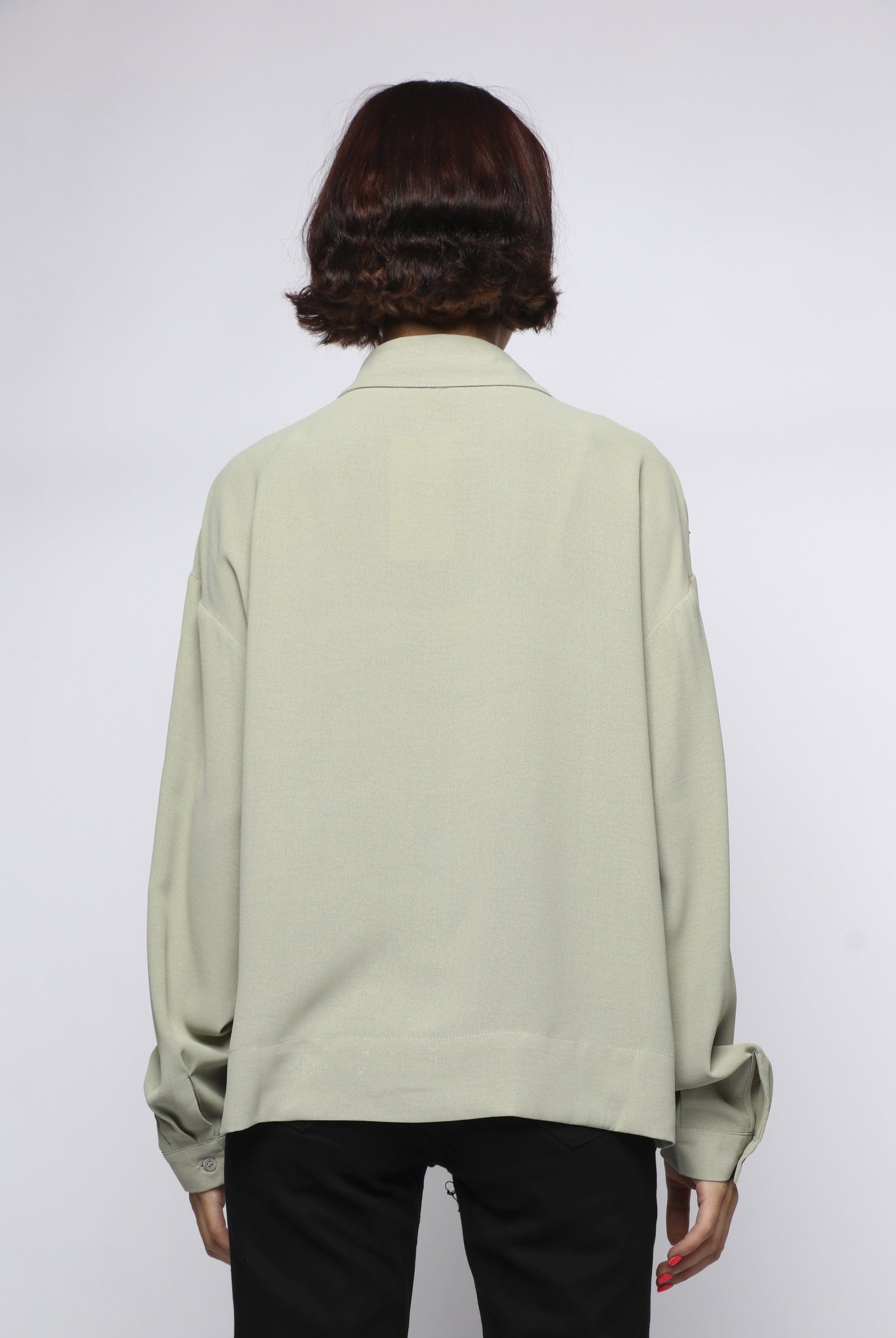 ميكا بلوزة بأزرار أمامية وياقة كبيرة وكم طويل نسائي