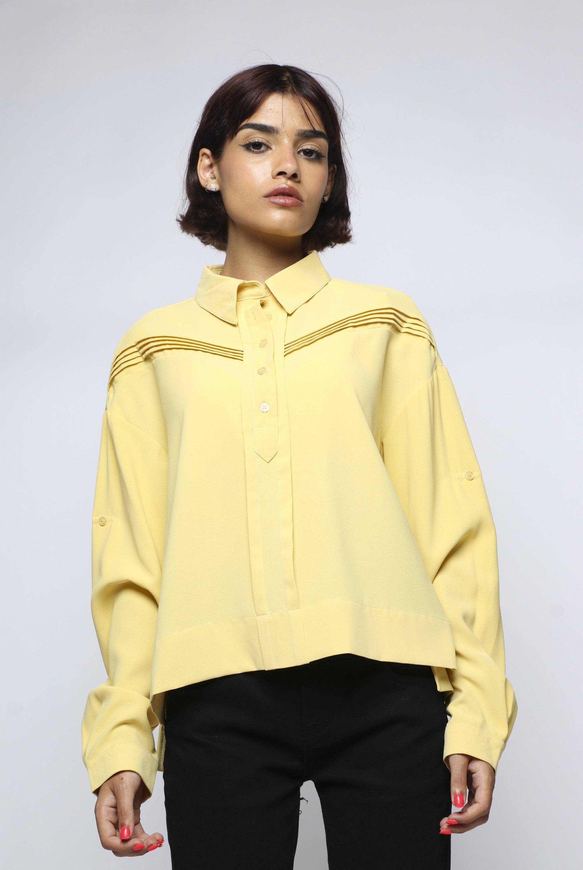 ميكا بلوزة بأزرار أمامية وياقة كبيرة وكم طويل نسائي