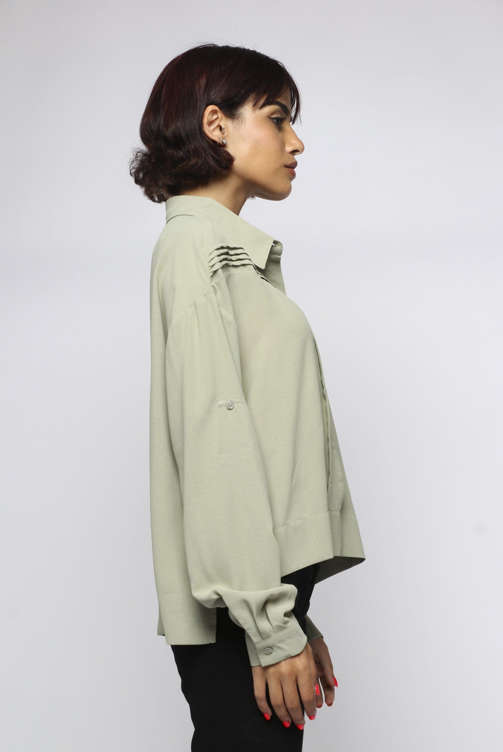 ميكا بلوزة بأزرار أمامية وياقة كبيرة وكم طويل نسائي