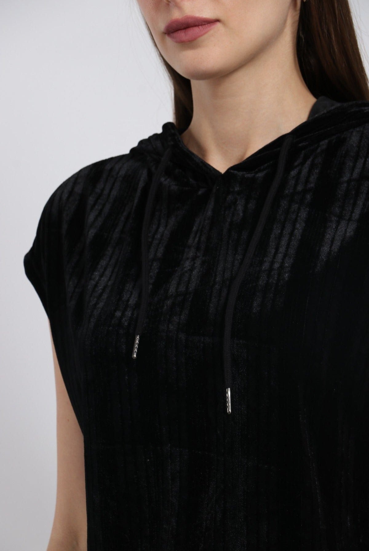 ميكا بلوزة مخمل كم قصير قبعة برباط نسائي