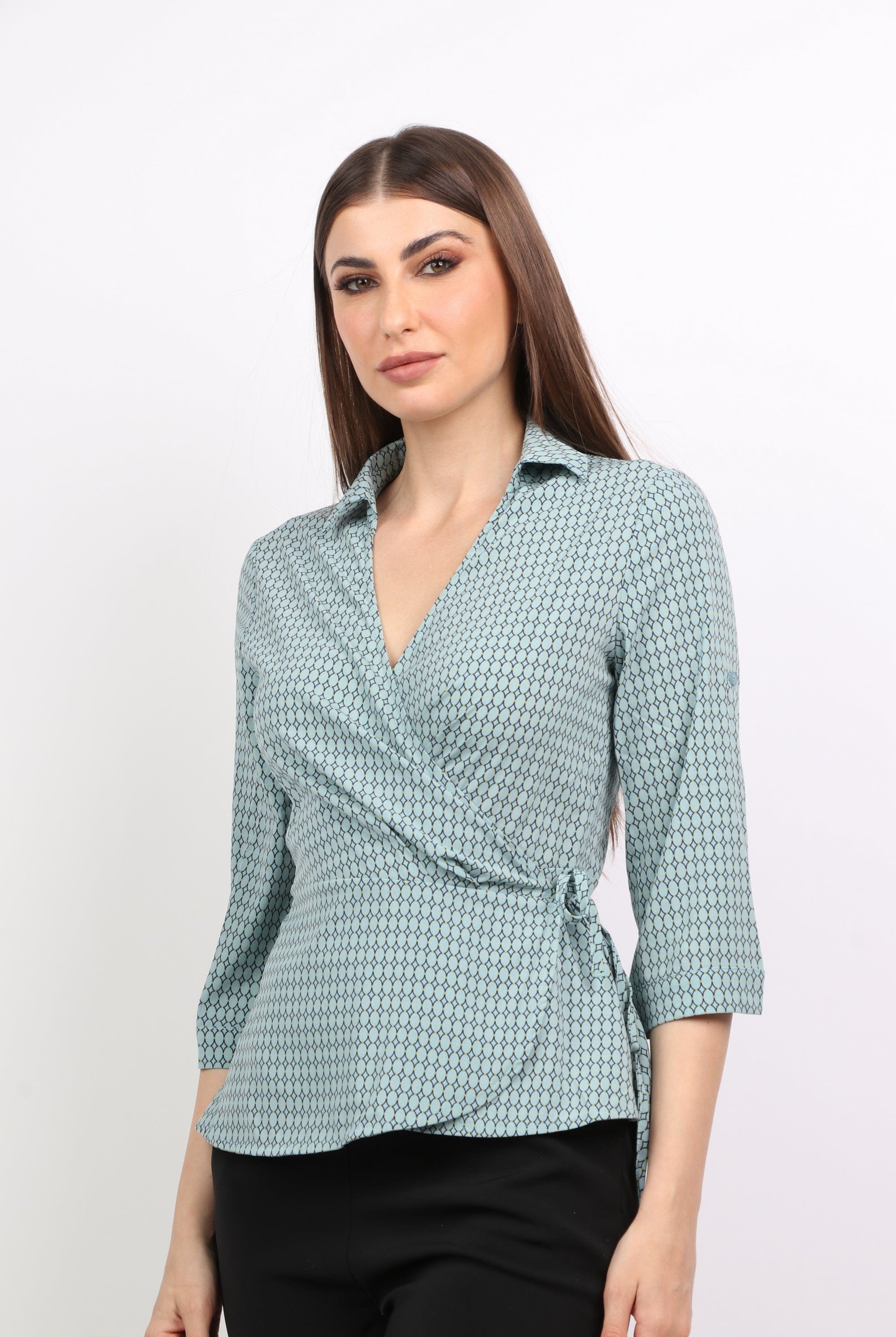 ميكا بلوزة لف برباط وياقة وفتحة سبعة منقوش 3/4 كم نسائي