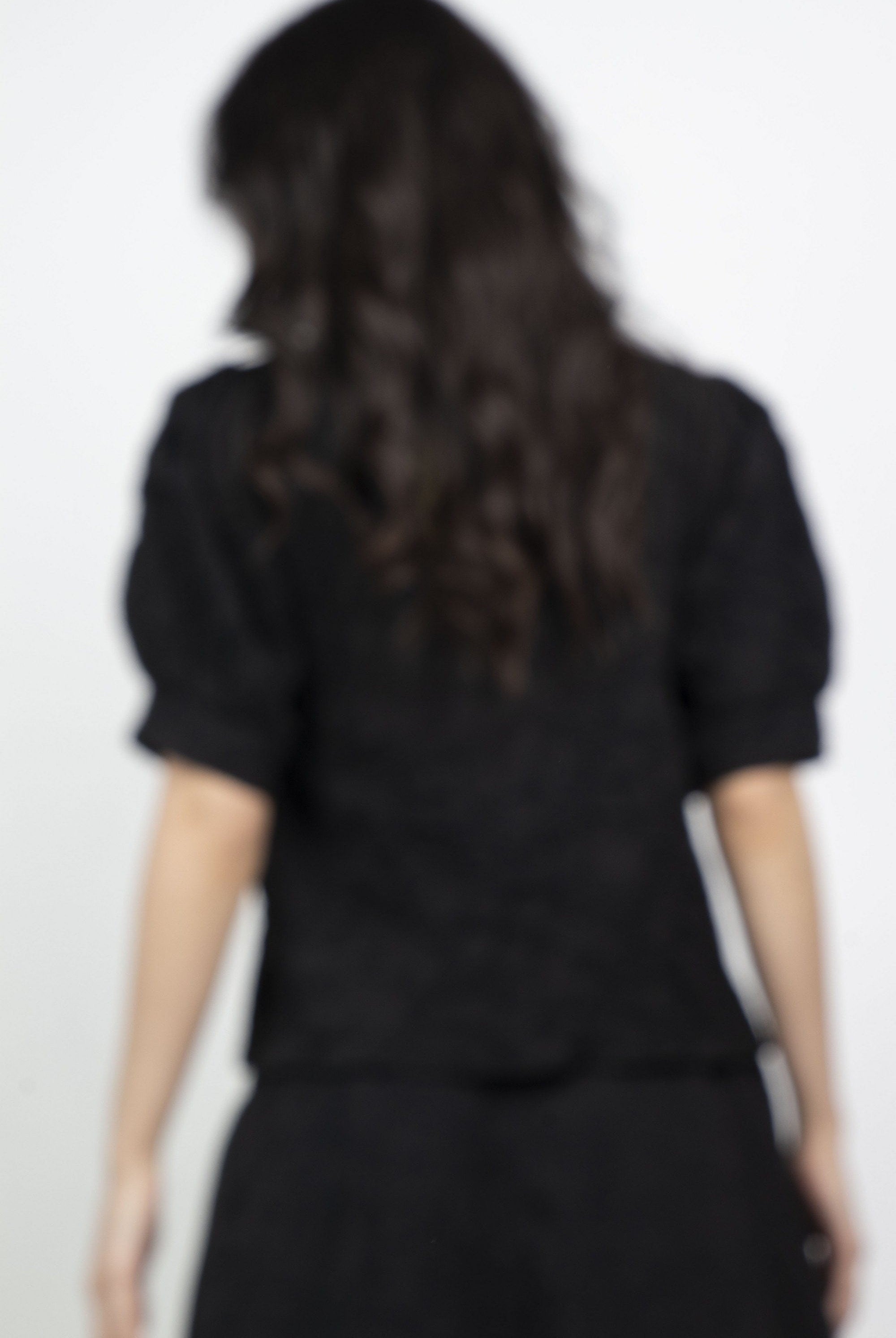 ميكا بلوزة رسمية قصيرة من الأمام وطويلة من الخلف نص كم منفوخ نسائي أسود