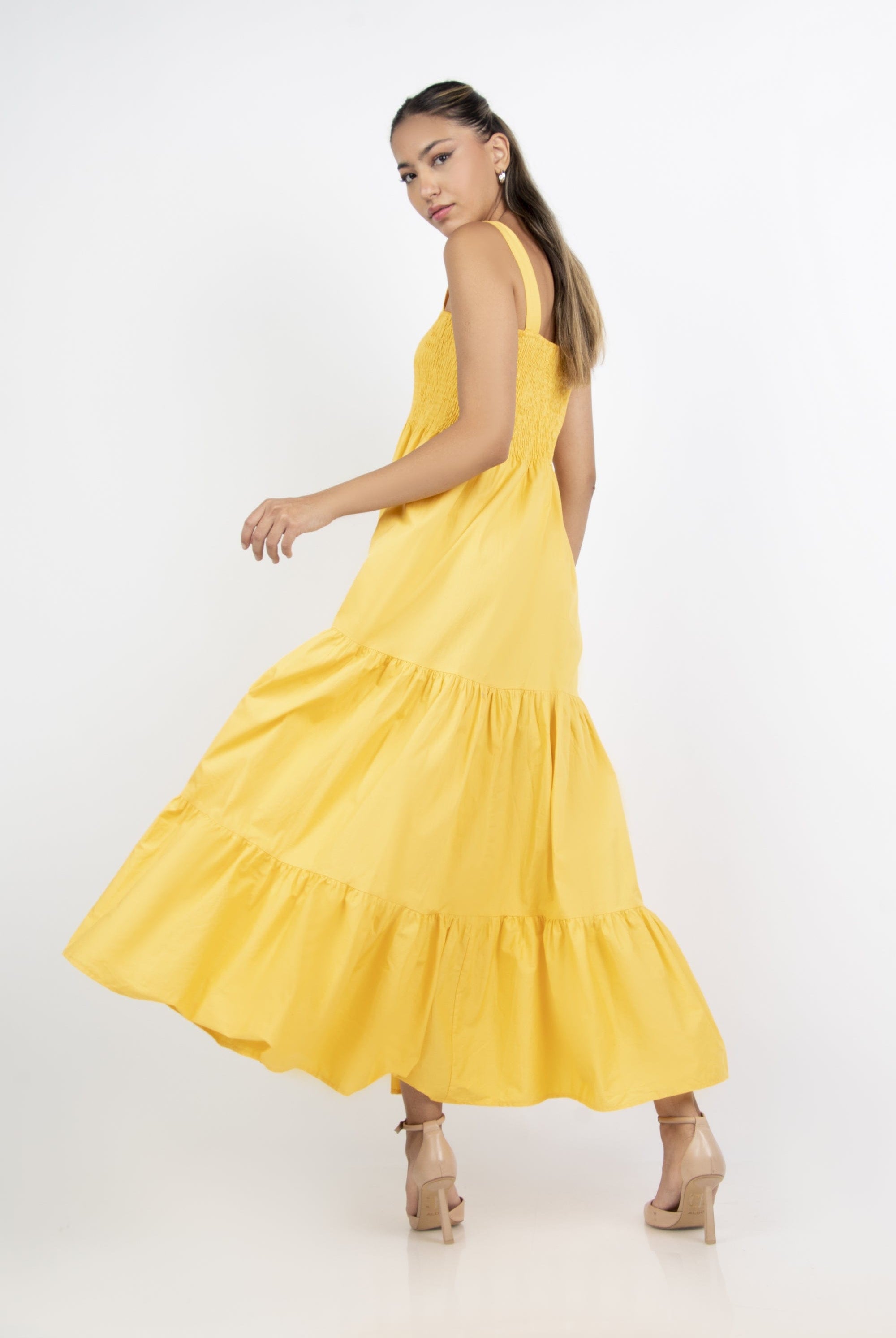 ميكا فستان طويل مكشكش واسع بحمالات عريضة