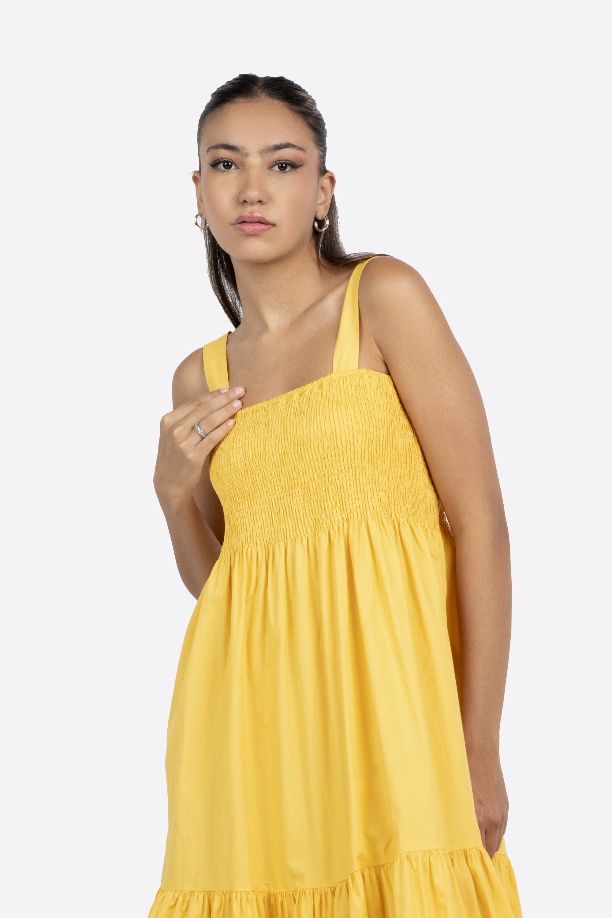 ميكا فستان طويل مكشكش واسع بحمالات عريضة