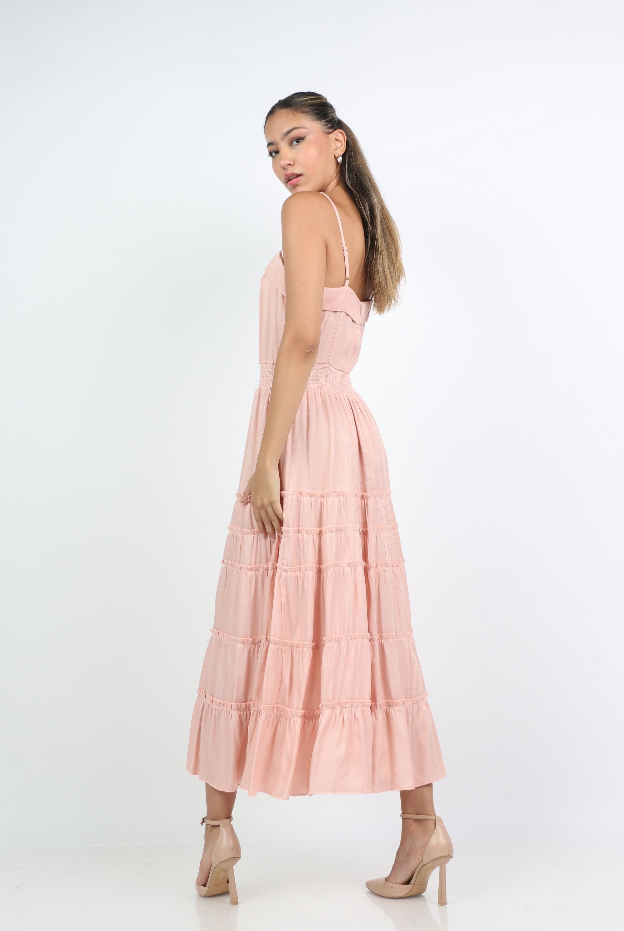 ميكا فستان طويل بحمالات سادة بخصر مزموم