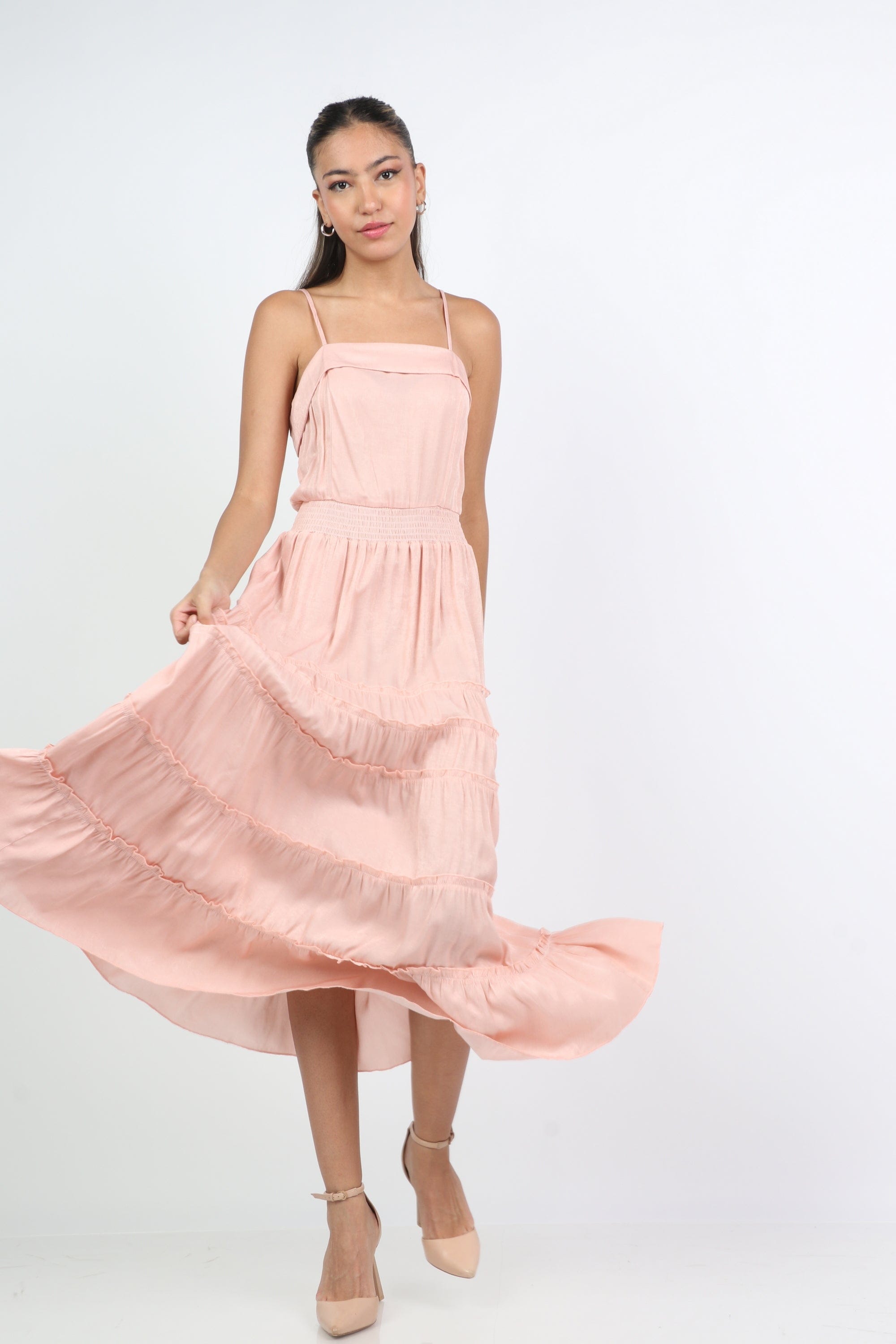 ميكا فستان طويل بحمالات سادة بخصر مزموم