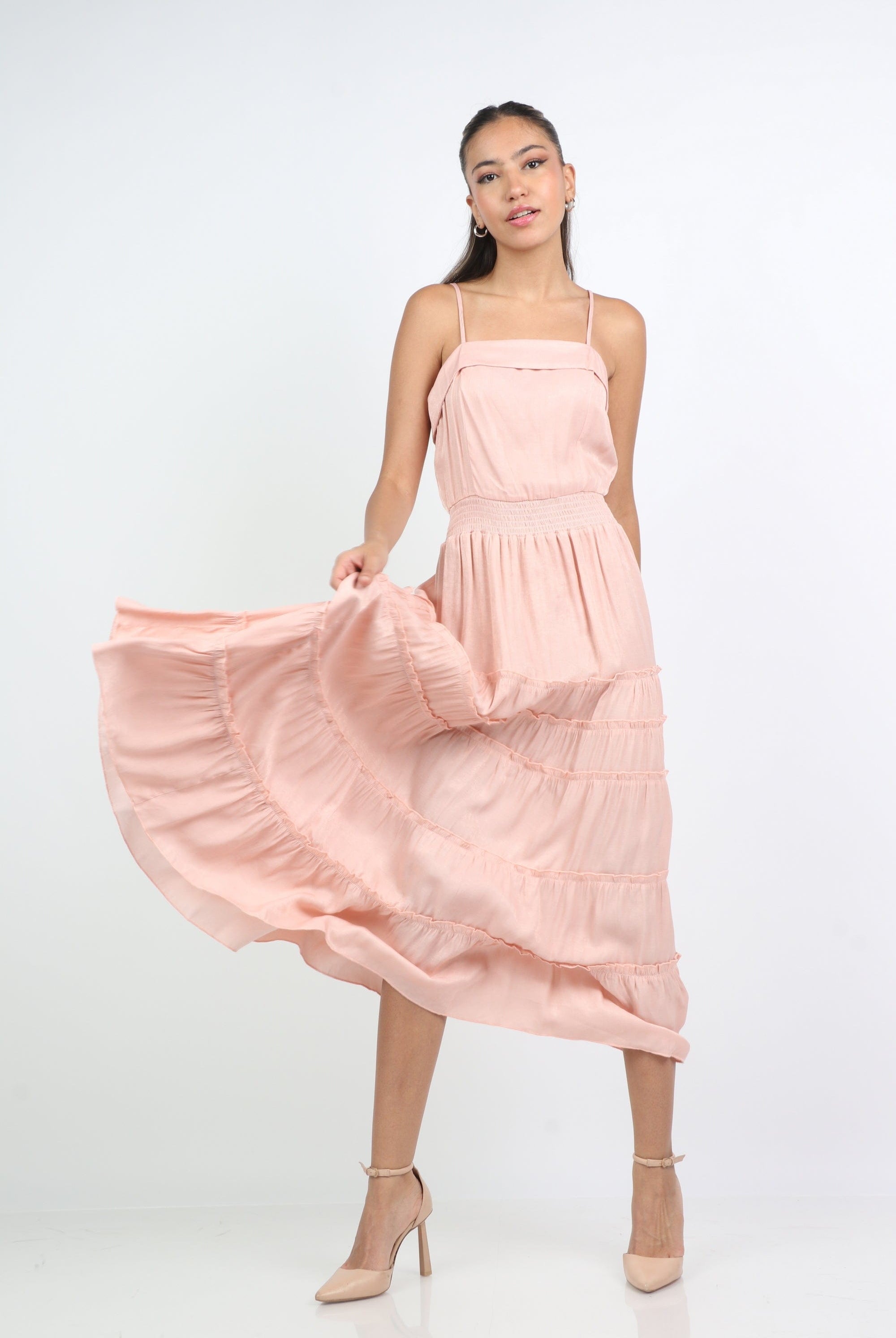 ميكا فستان طويل بحمالات سادة بخصر مزموم