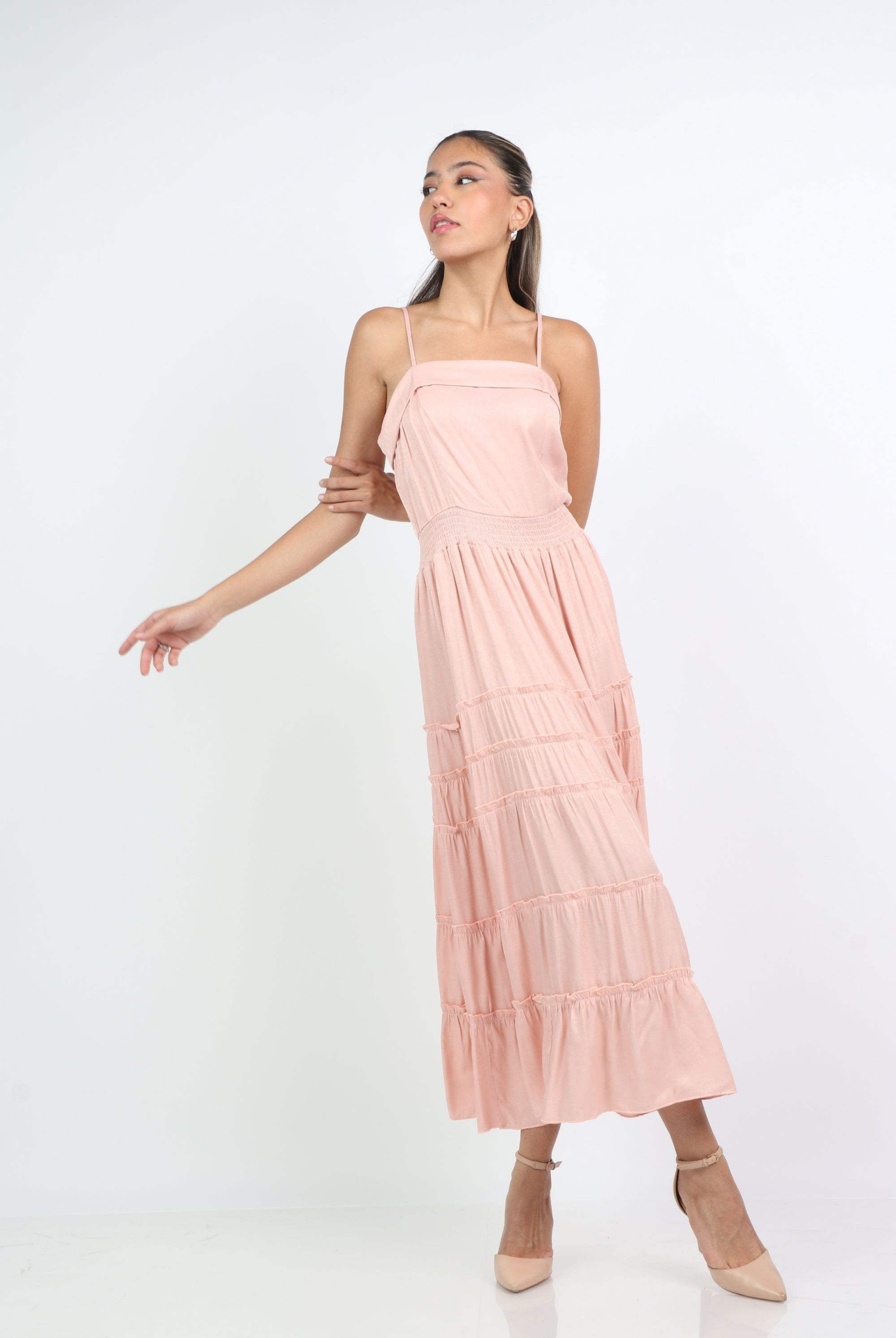 ميكا فستان طويل بحمالات سادة بخصر مزموم