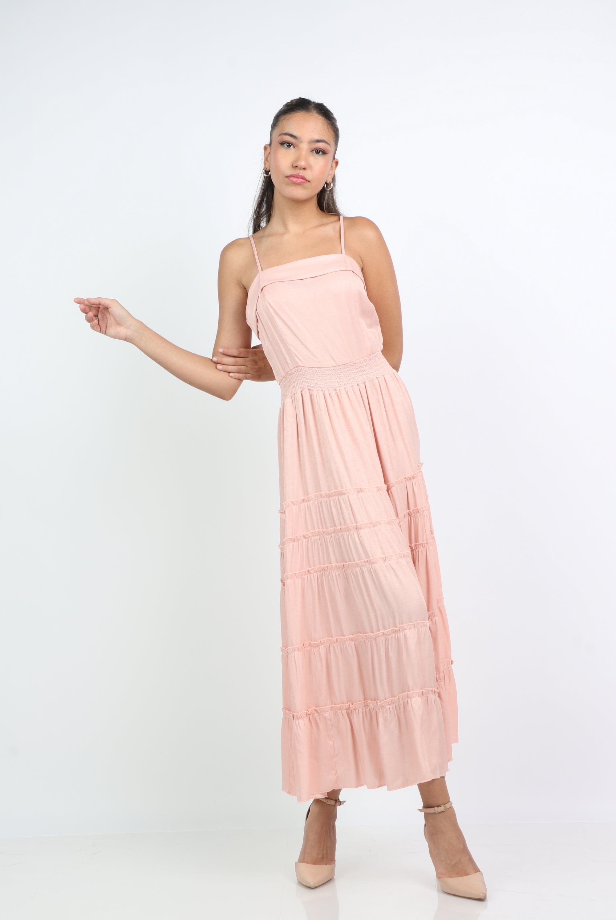 ميكا فستان طويل بحمالات سادة بخصر مزموم