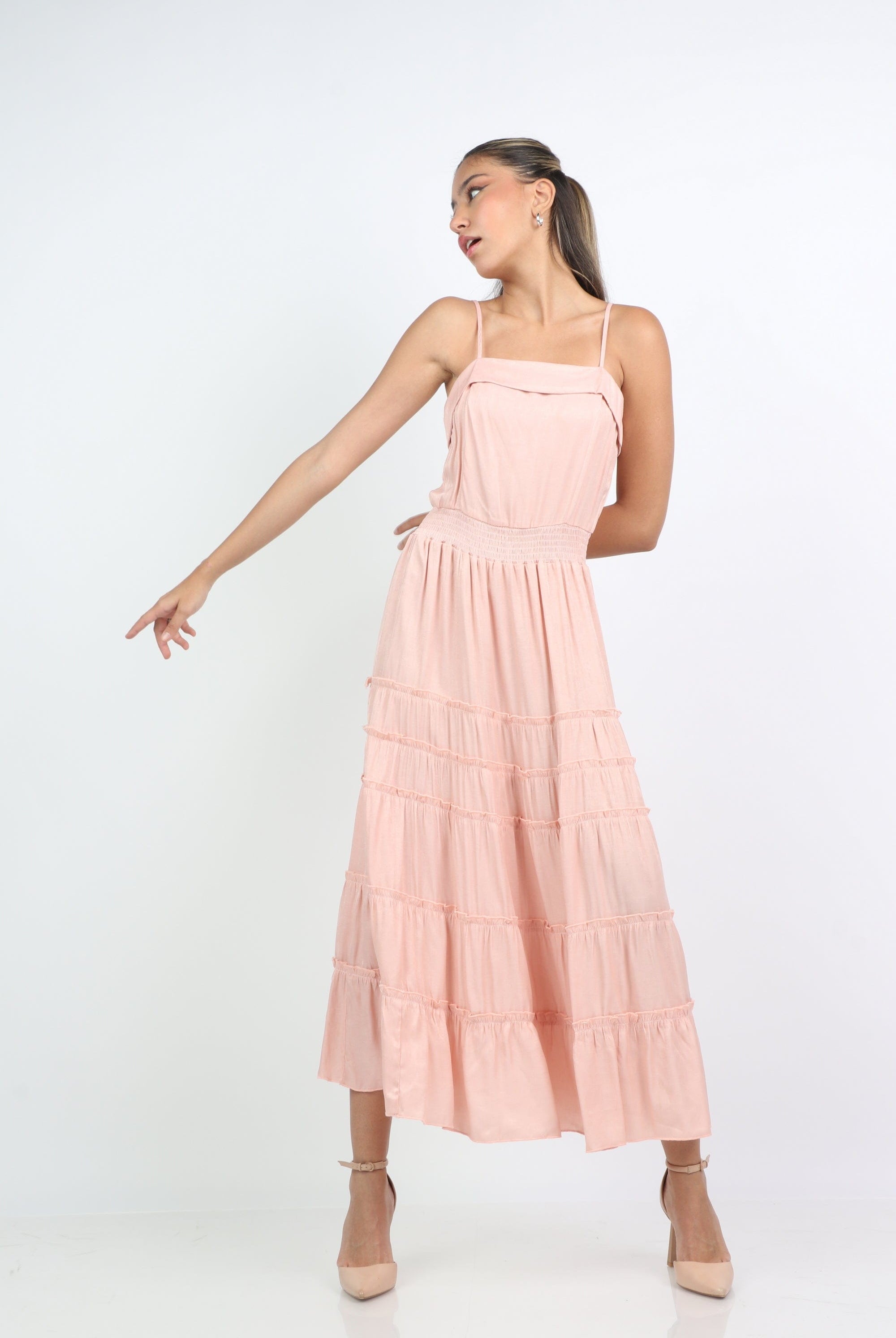 ميكا فستان طويل بحمالات سادة بخصر مزموم