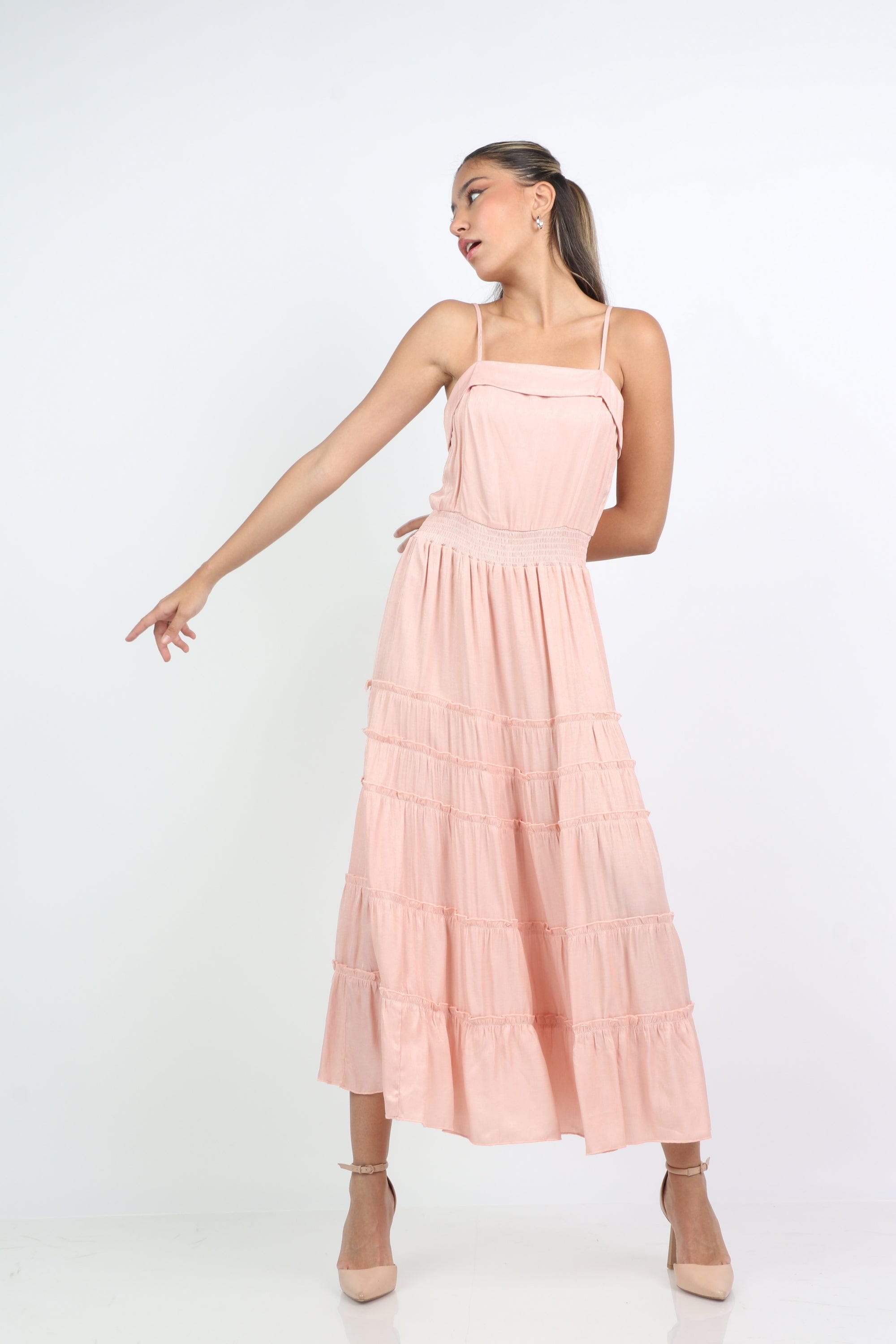 ميكا فستان طويل بحمالات سادة بخصر مزموم