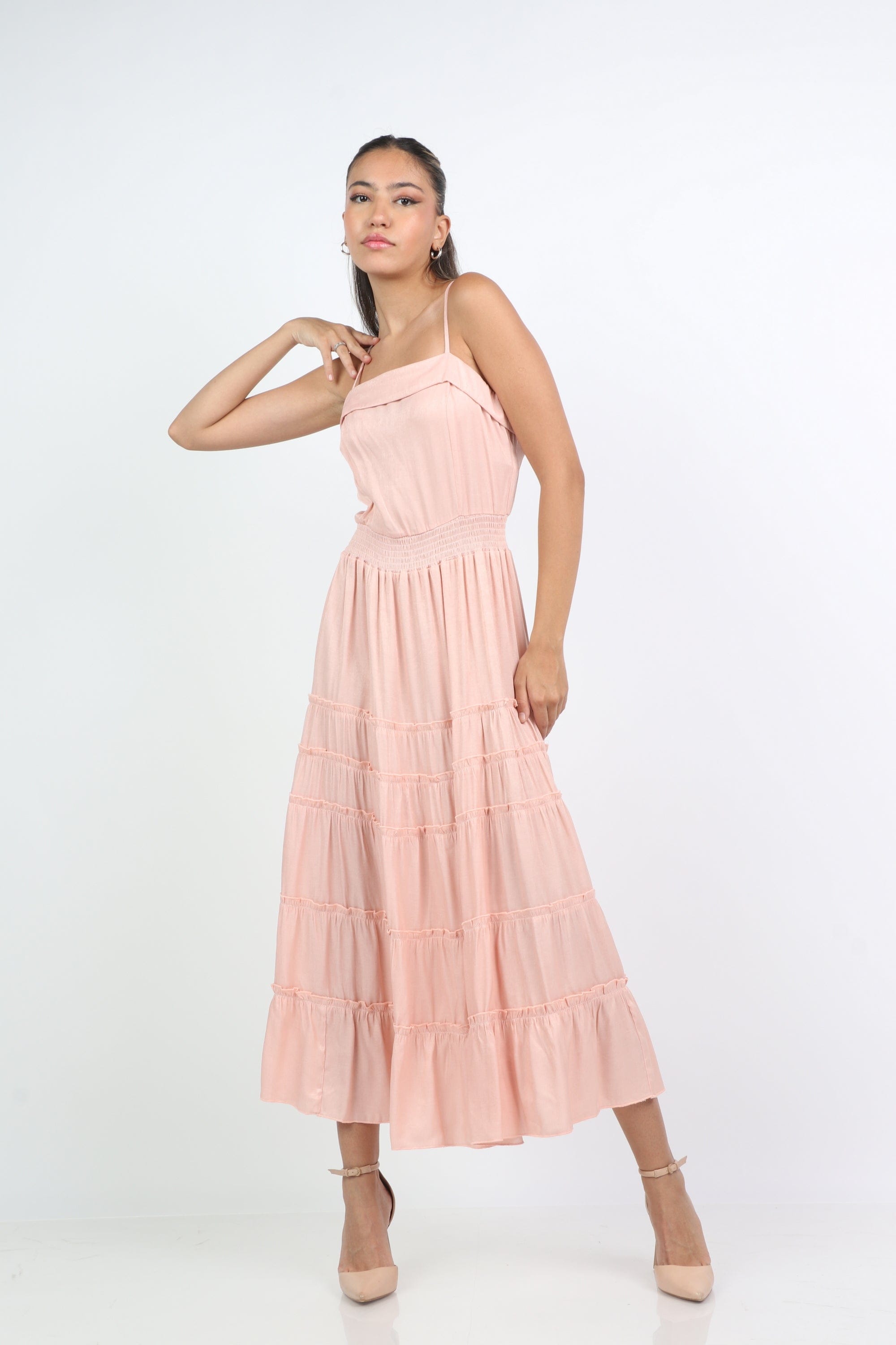 ميكا فستان طويل بحمالات سادة بخصر مزموم