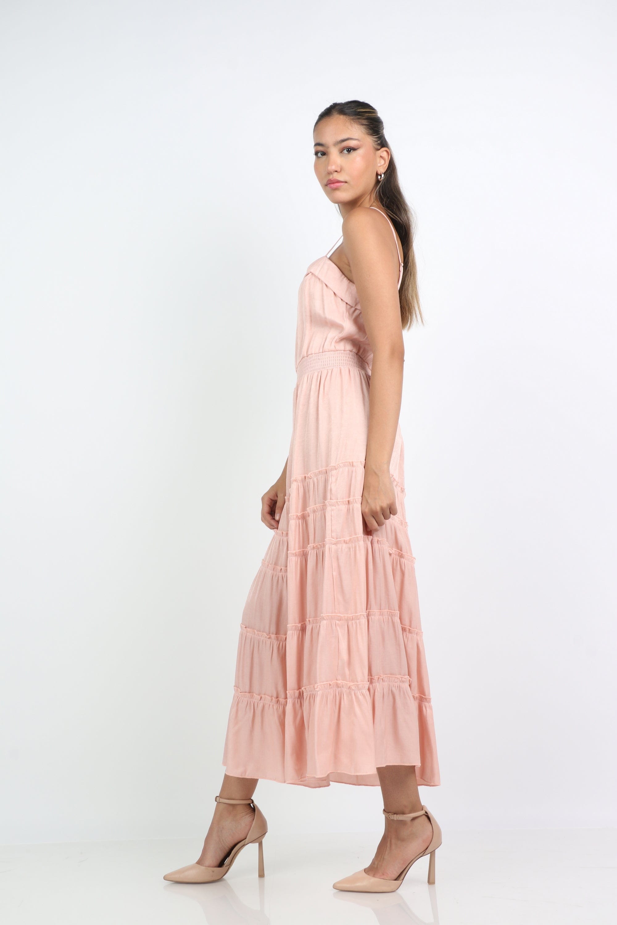 ميكا فستان طويل بحمالات سادة بخصر مزموم