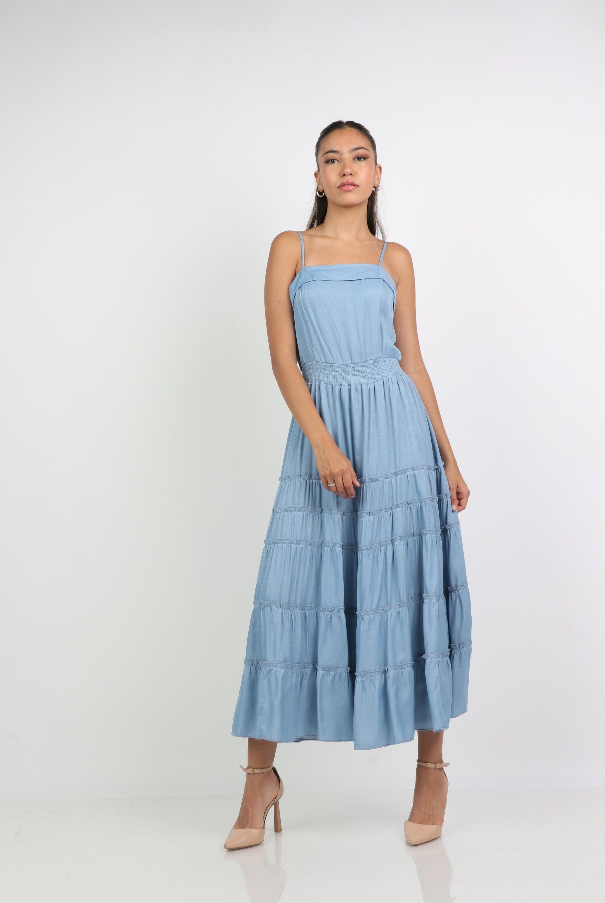 ميكا فستان طويل بحمالات سادة بخصر مزموم