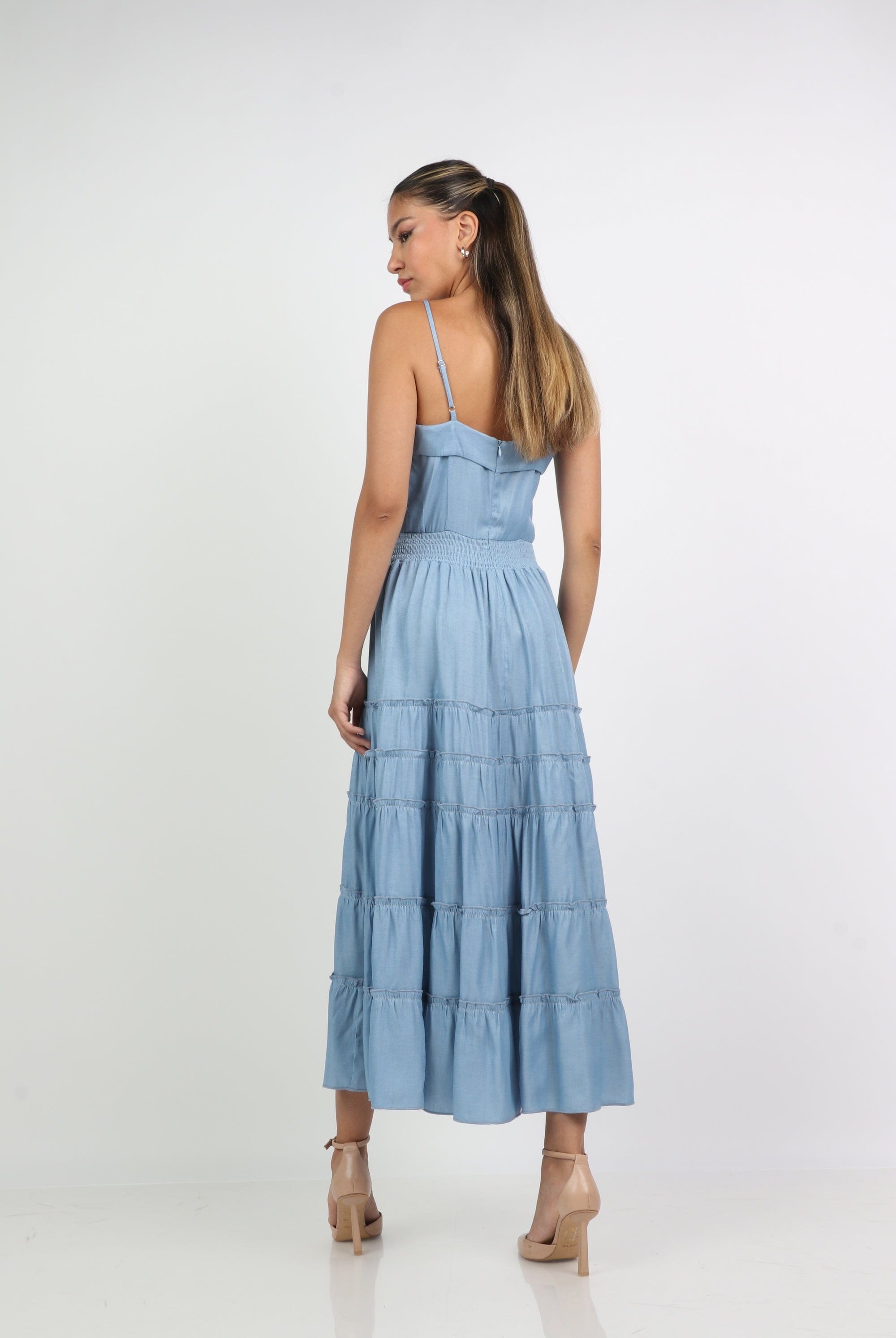 ميكا فستان طويل بحمالات سادة بخصر مزموم