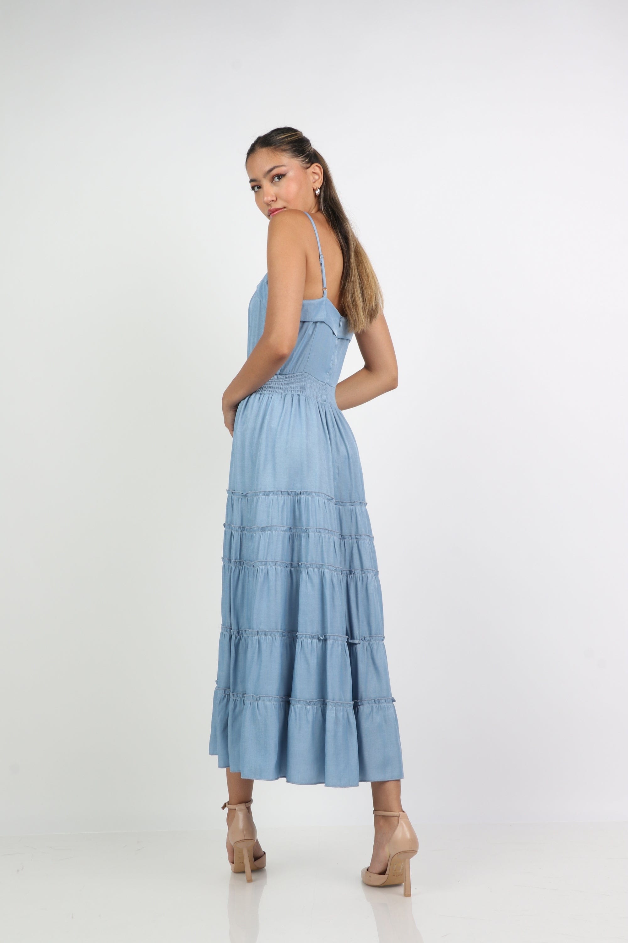 ميكا فستان طويل بحمالات سادة بخصر مزموم