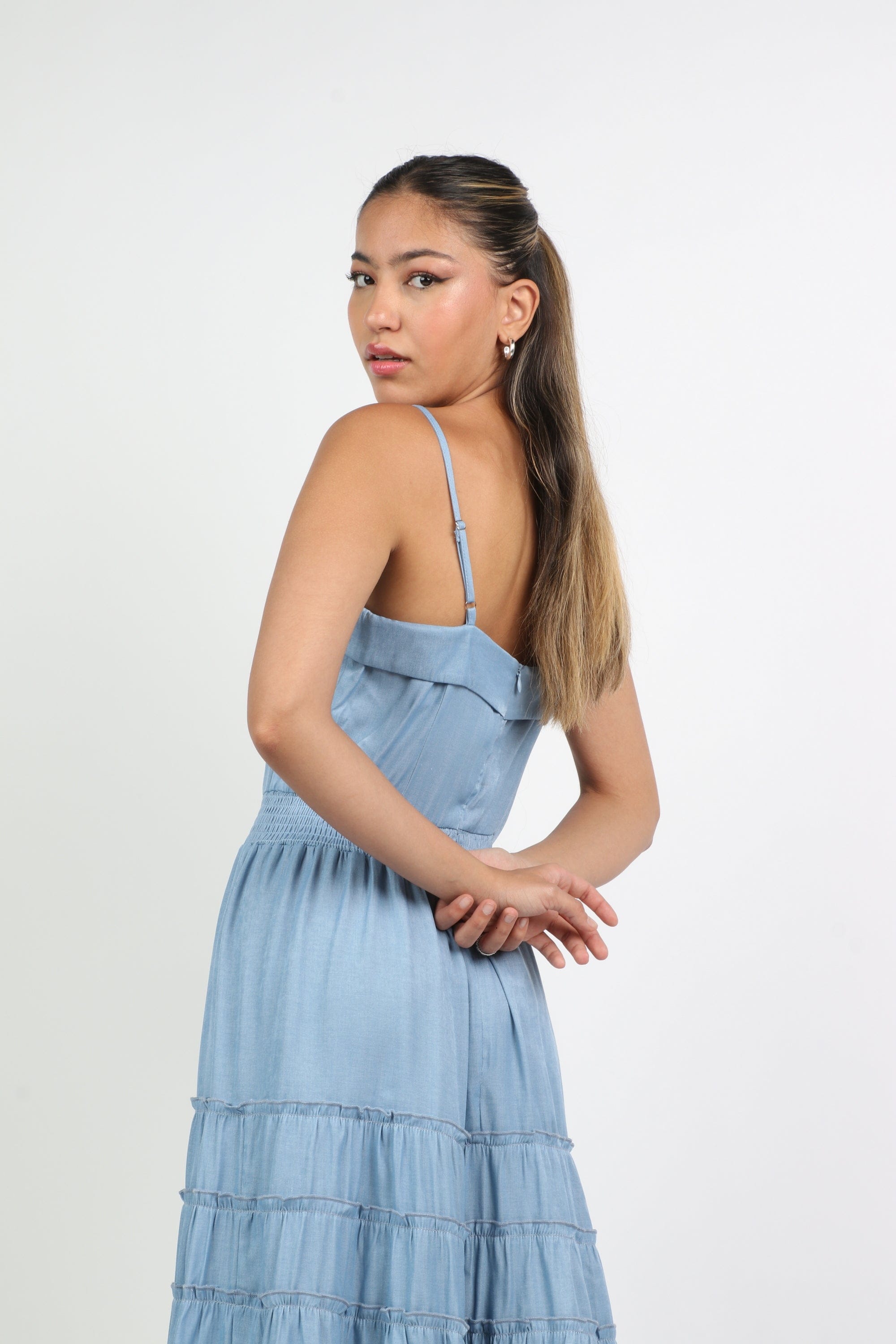 ميكا فستان طويل بحمالات سادة بخصر مزموم