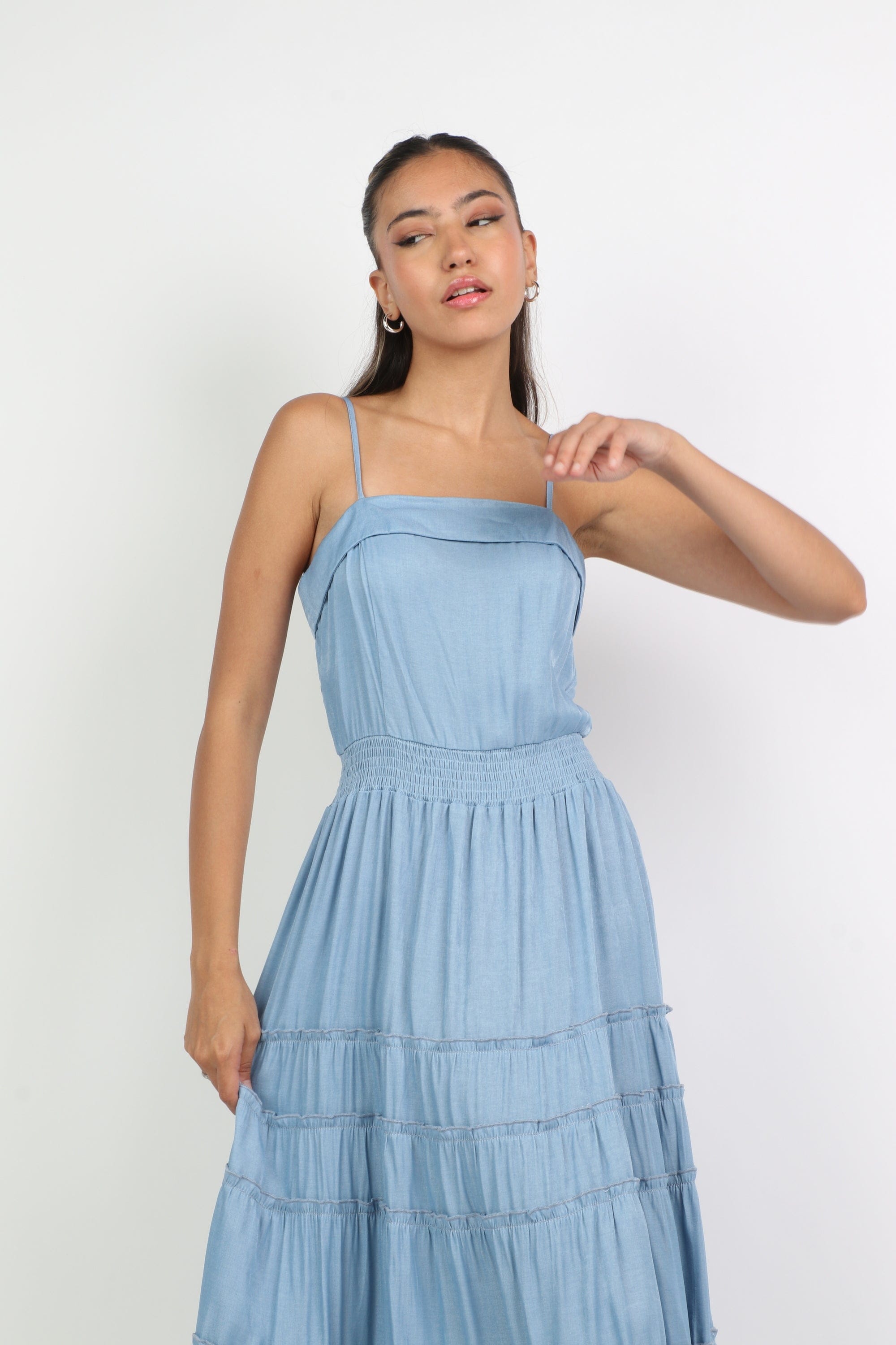 ميكا فستان طويل بحمالات سادة بخصر مزموم