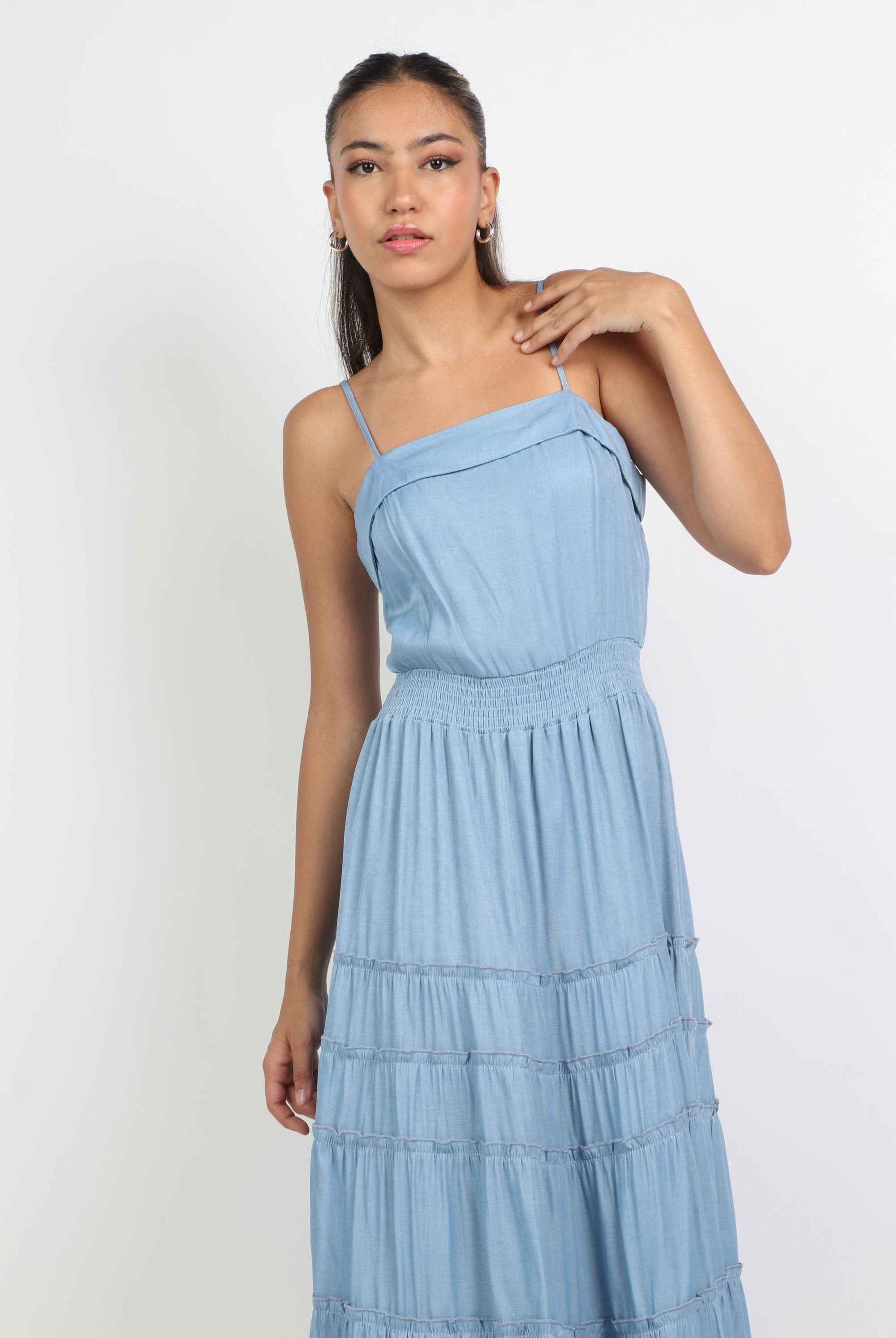 ميكا فستان طويل بحمالات سادة بخصر مزموم